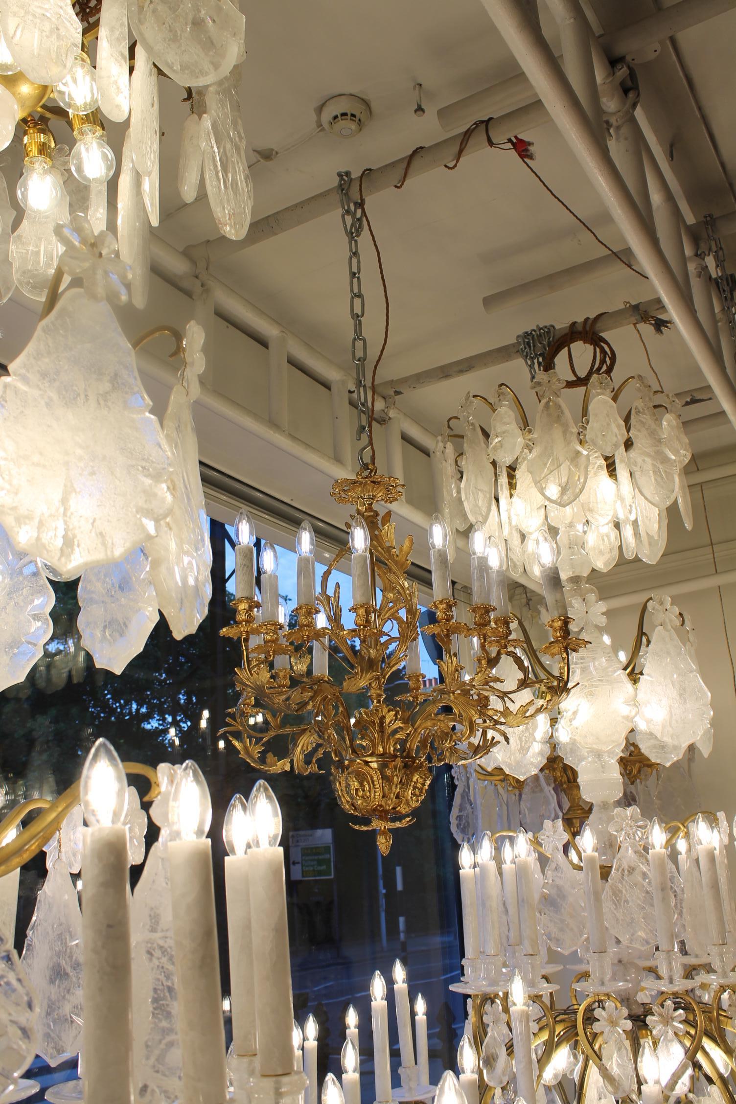 Eccellente lampadario rococò francese in cristallo di rocca e bronzo dorato in vendita 1
