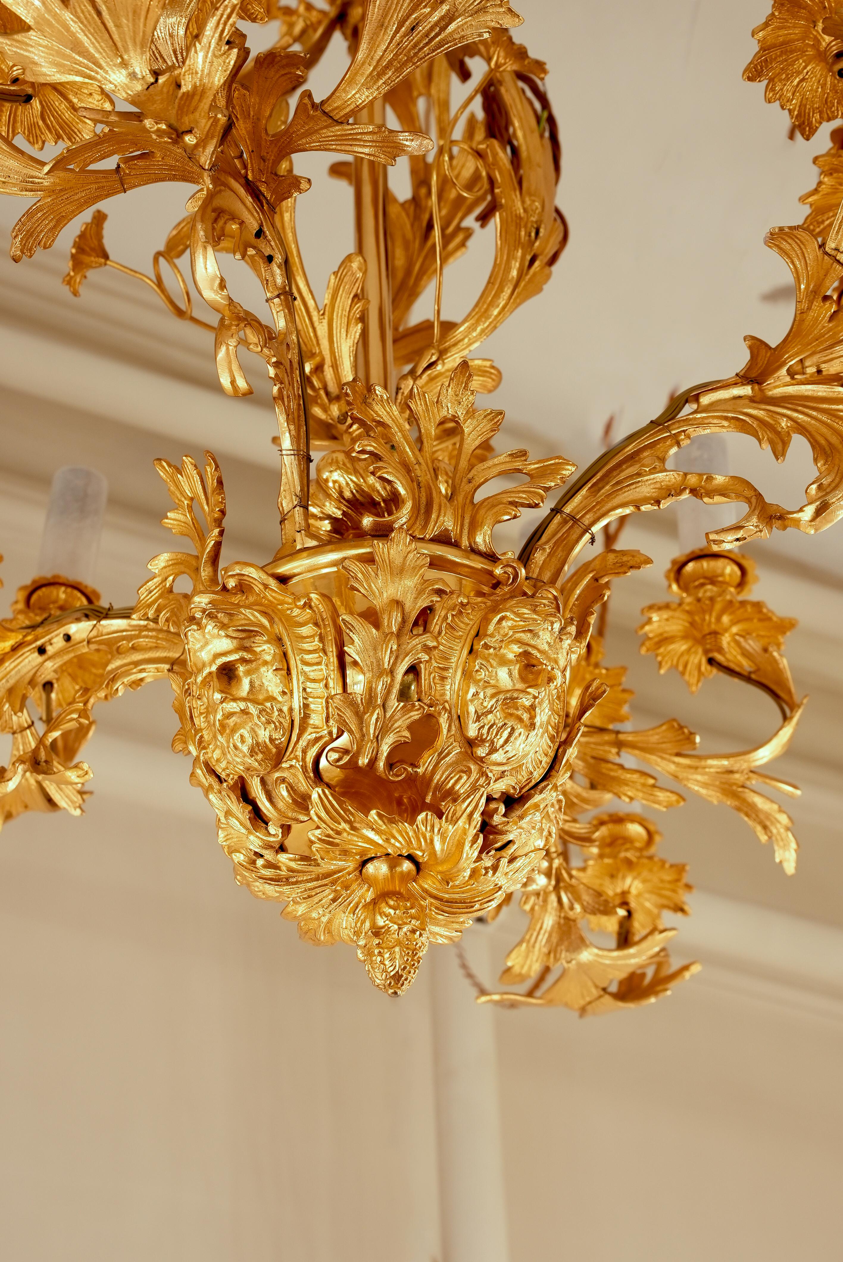 Eccellente lampadario rococò francese in cristallo di rocca e bronzo dorato in vendita 2