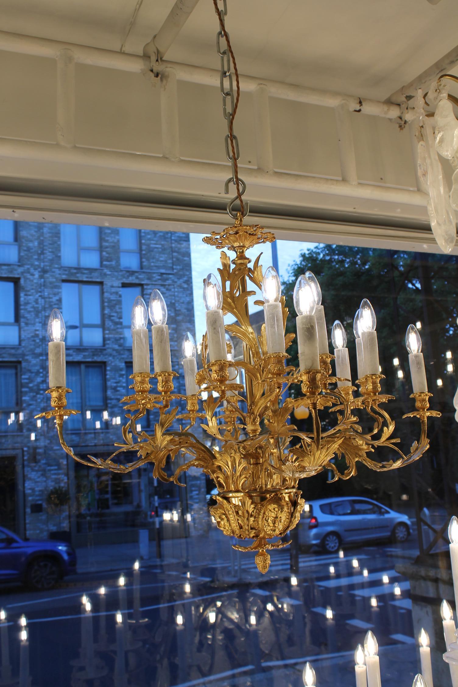 Eccellente lampadario rococò francese in cristallo di rocca e bronzo dorato in vendita 3