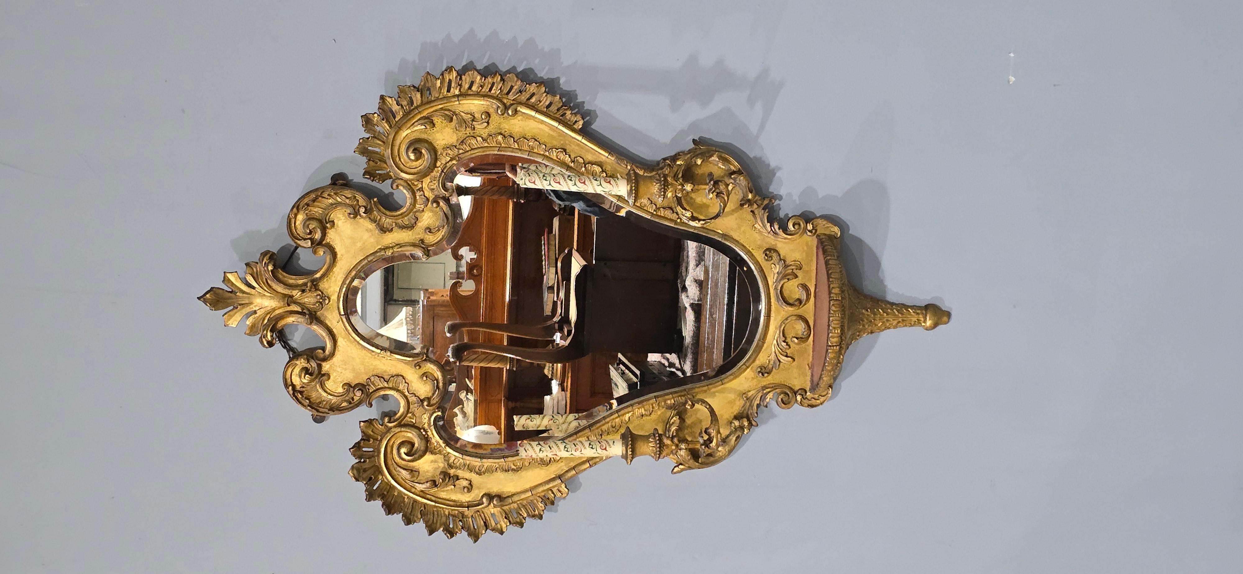 Belle girondelle dorée du 19e siècle, avec plaque en verre biseauté, dos d'origine, bougeoirs et petite étagère, en très bon état général.

43