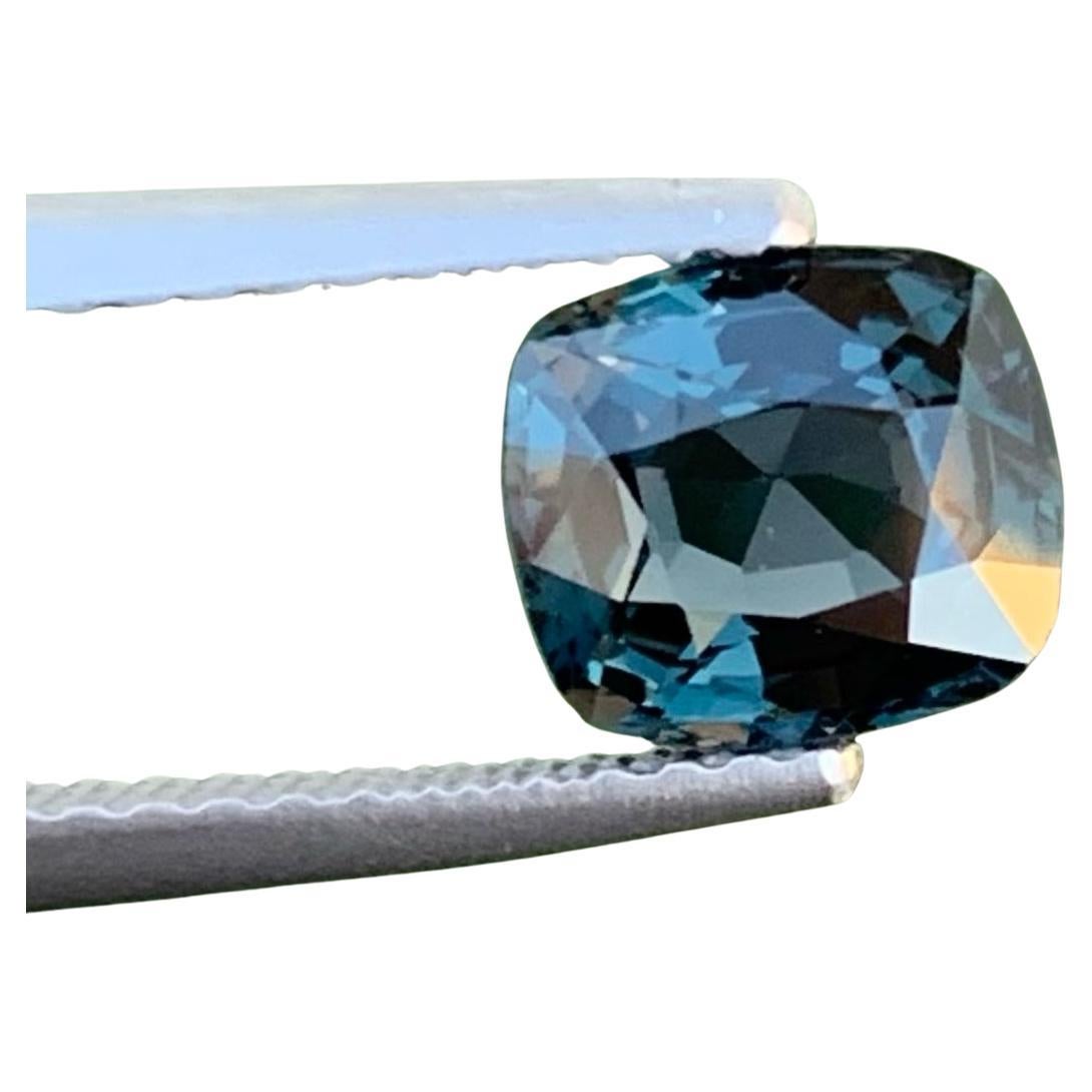 Excellent saphir bleu grisâtre de 1,35 carat pour bijouterie