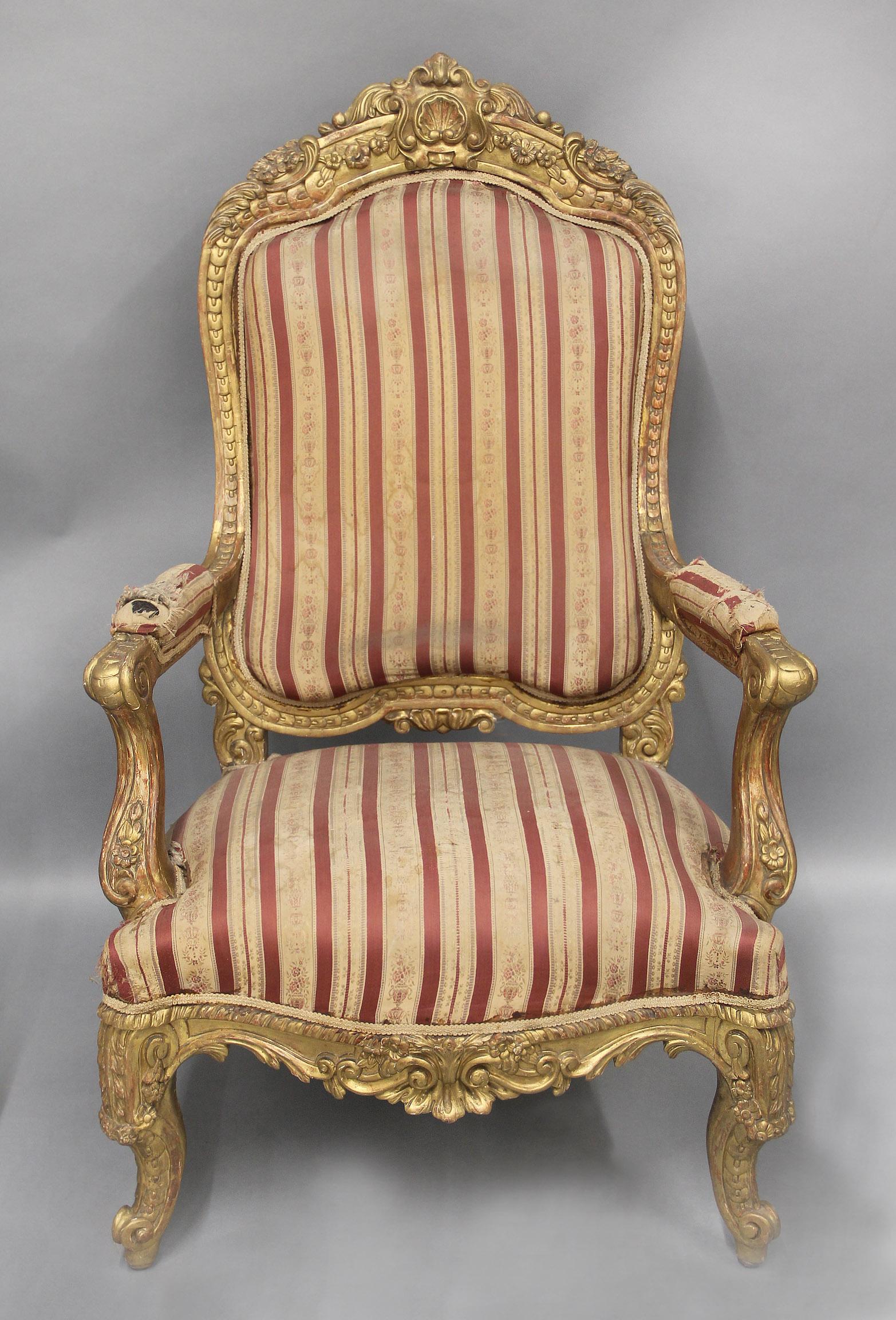Belle Époque Excellente paire de fauteuils italiens en bois doré, sculptés à la main, datant de la fin du XIXe siècle en vente