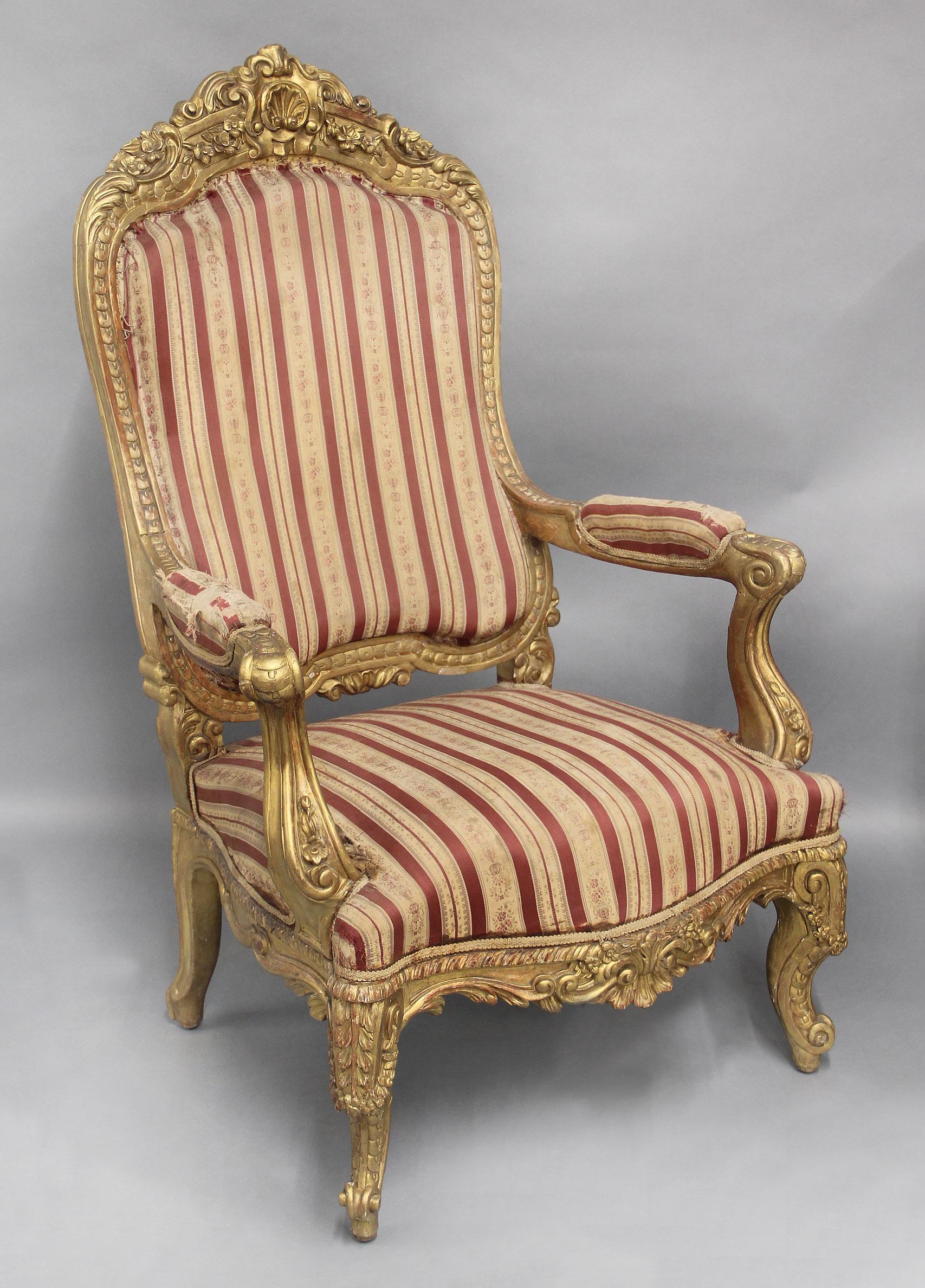 Doré Excellente paire de fauteuils italiens en bois doré, sculptés à la main, datant de la fin du XIXe siècle en vente