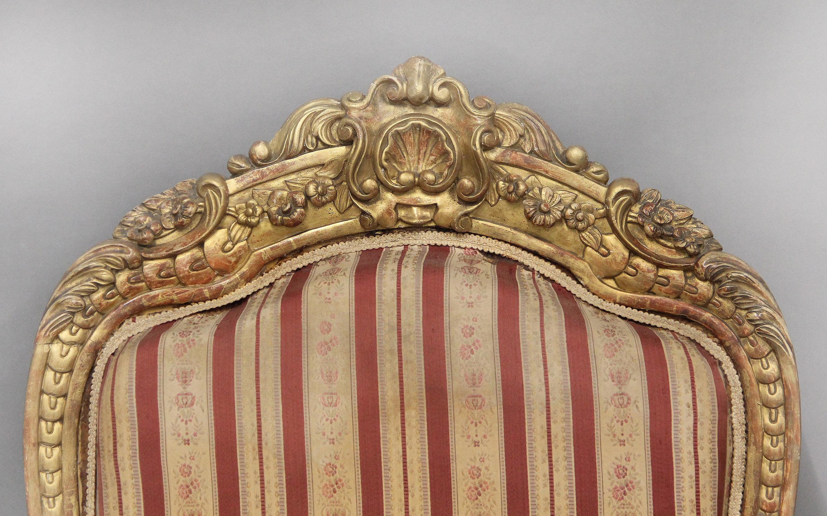 Excellente paire de fauteuils italiens en bois doré, sculptés à la main, datant de la fin du XIXe siècle Bon état - En vente à Long Island City, NY