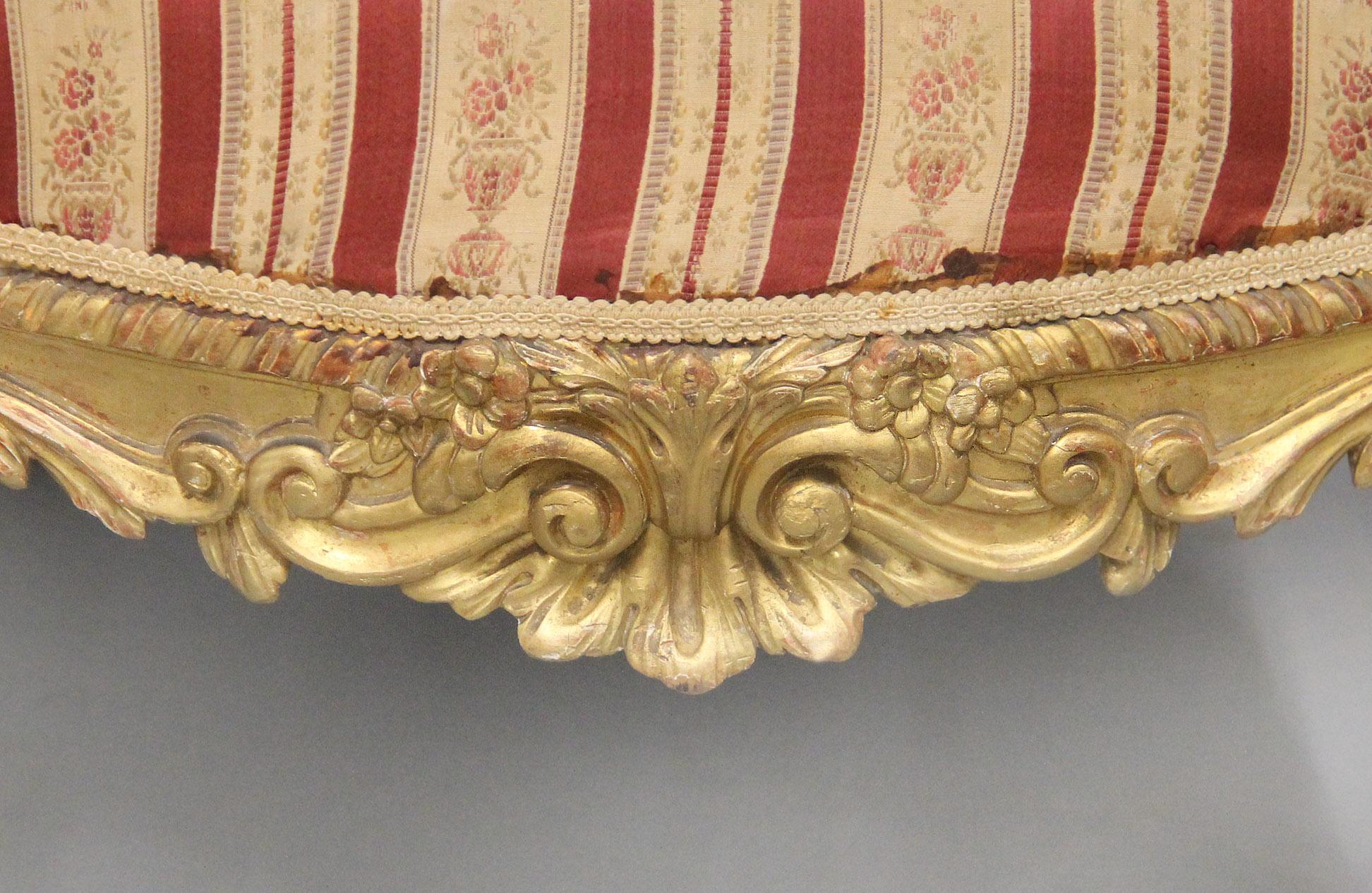 Excellente paire de fauteuils italiens en bois doré, sculptés à la main, datant de la fin du XIXe siècle en vente 1