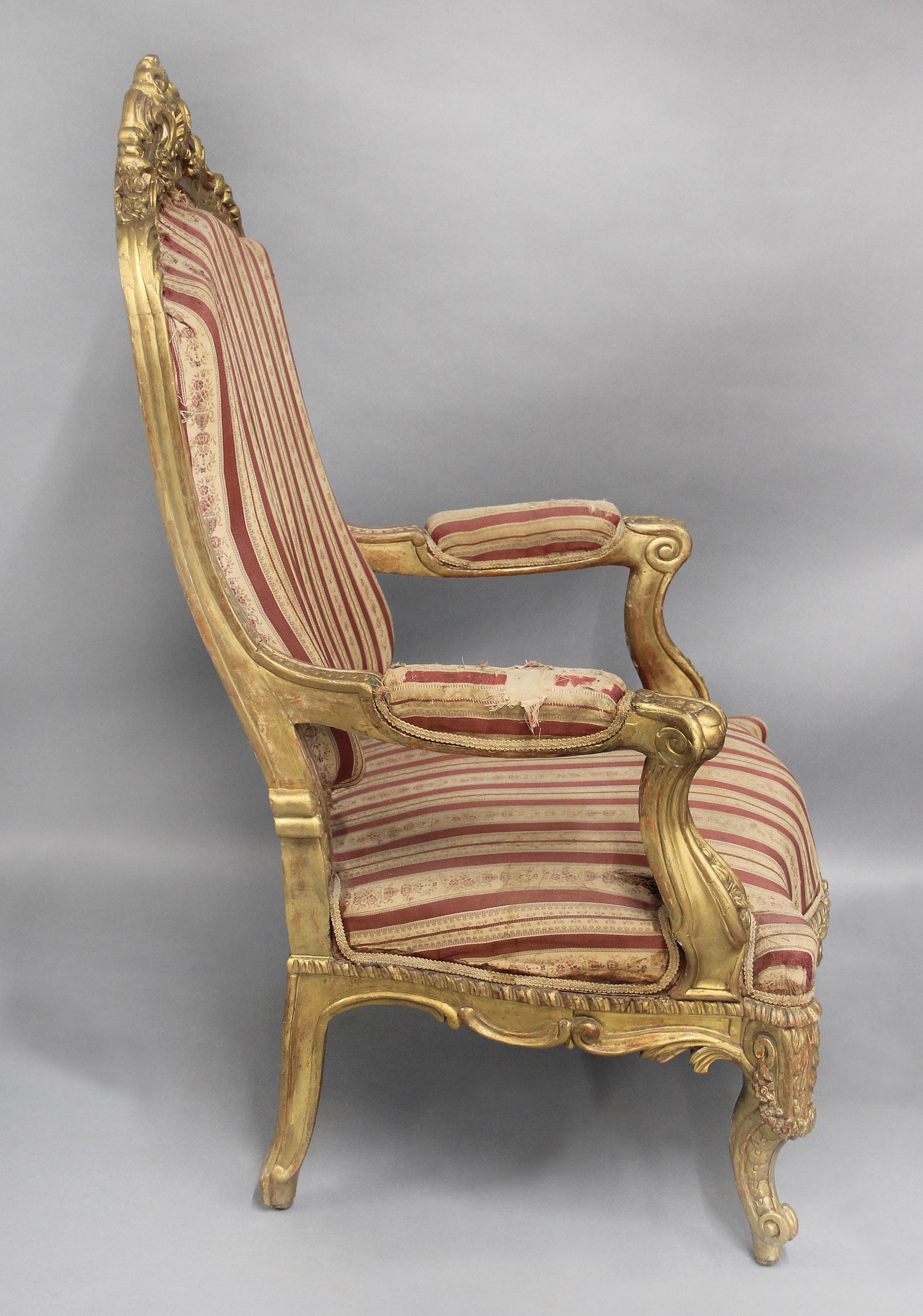 Excellente paire de fauteuils italiens en bois doré, sculptés à la main, datant de la fin du XIXe siècle en vente 2