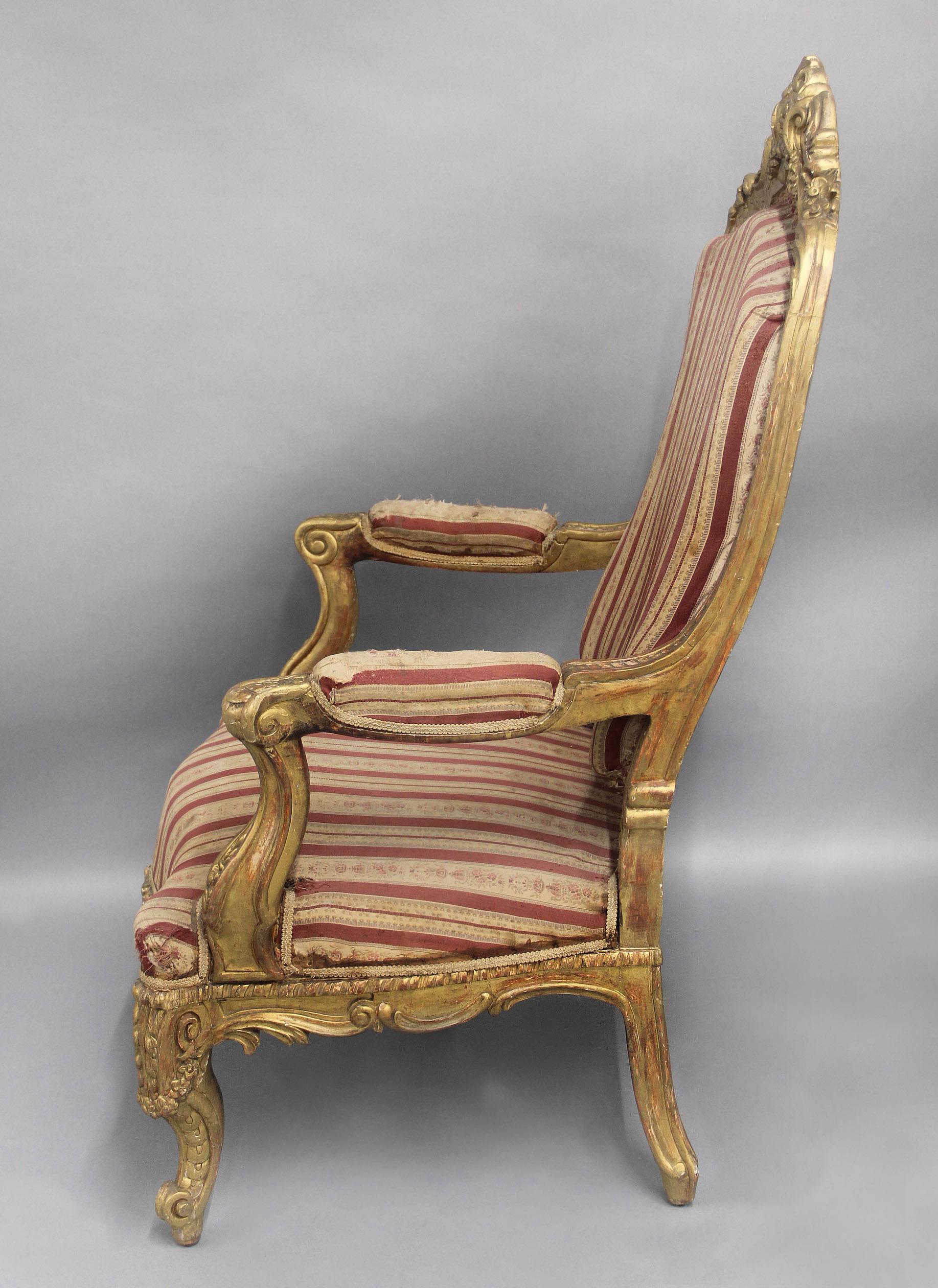 Excellente paire de fauteuils italiens en bois doré, sculptés à la main, datant de la fin du XIXe siècle en vente 3