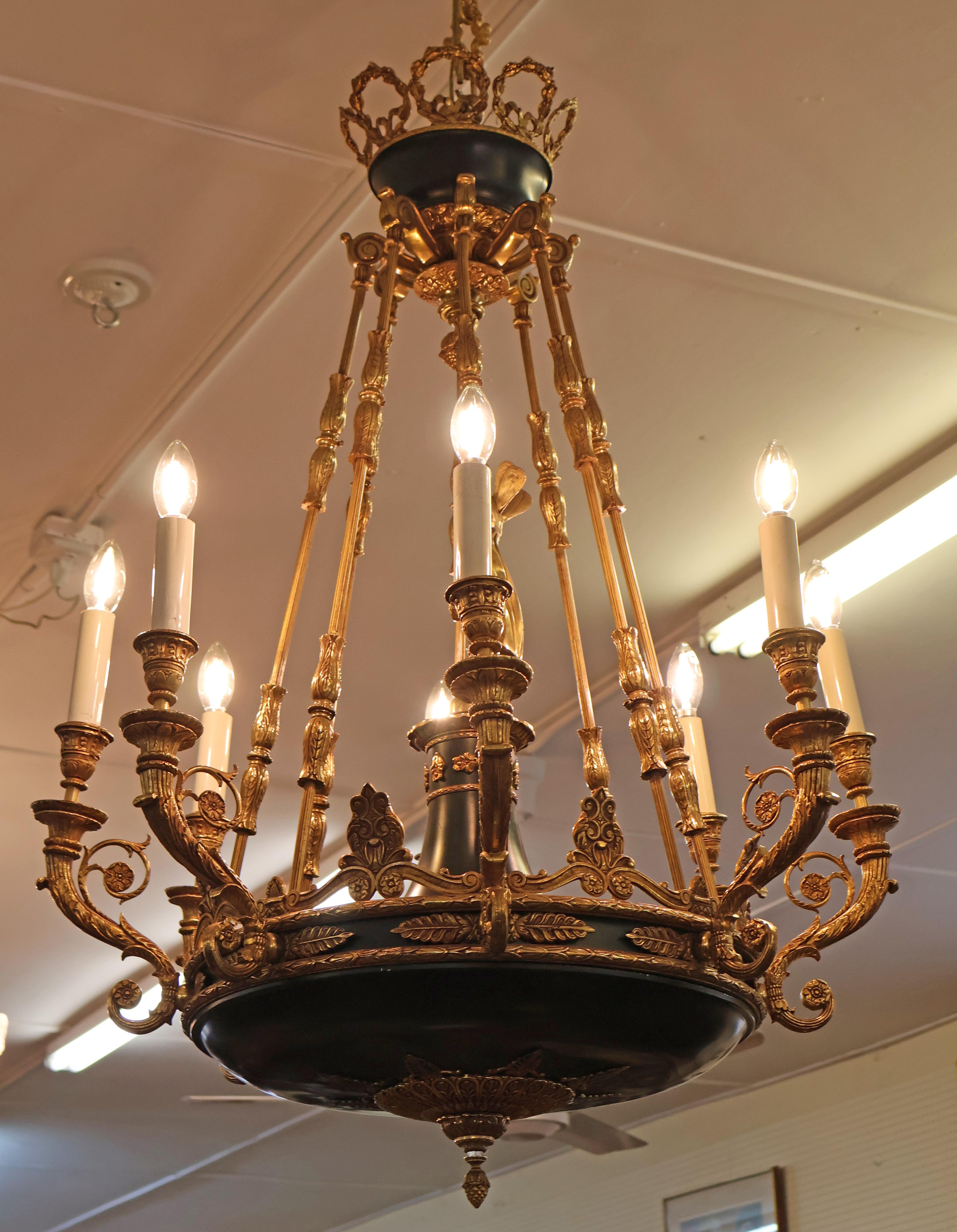 Excellent lustre de style Empire français à 8 feux en bronze, fabriqué en Italie, 42 x 30 Bon état - En vente à Long Branch, NJ