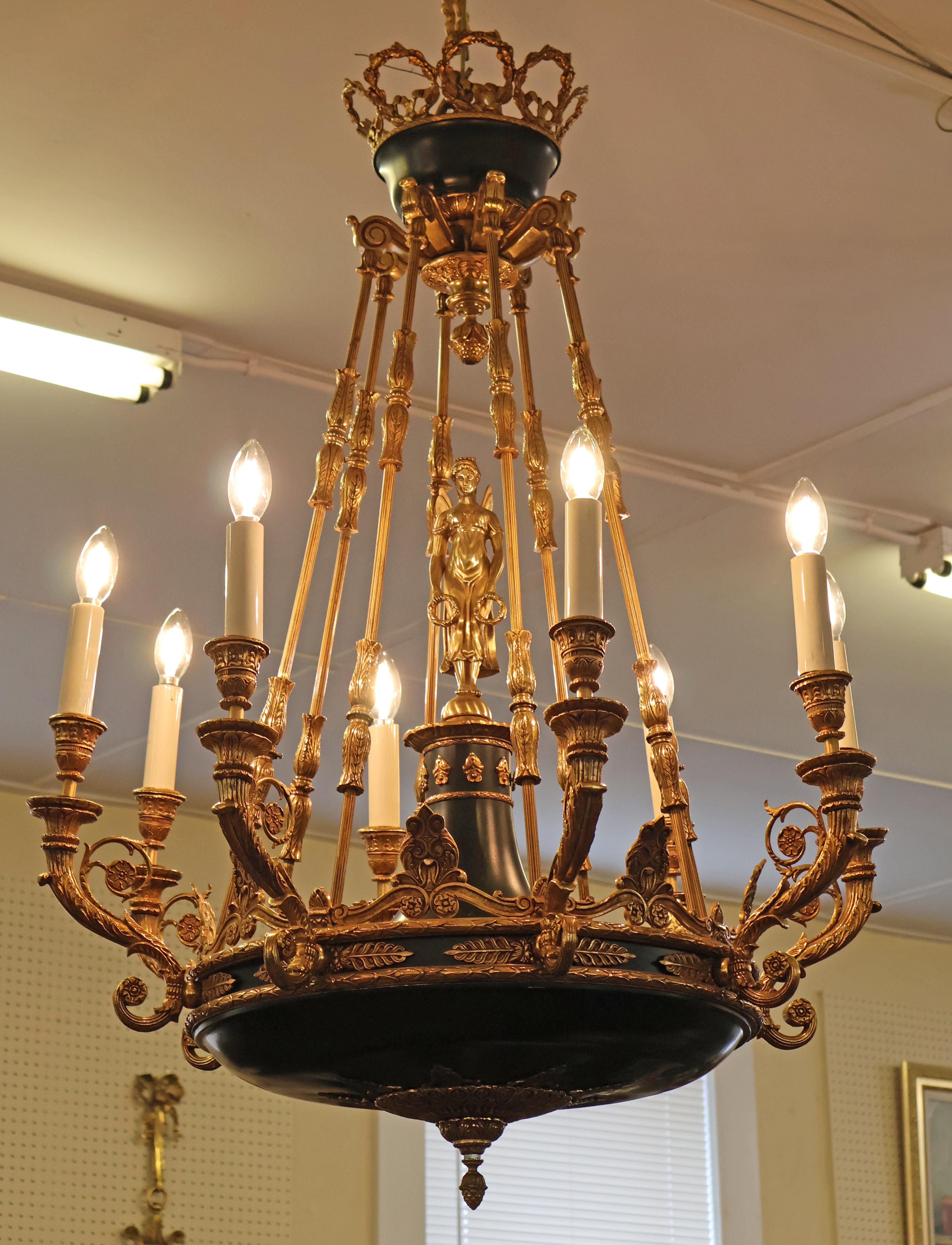Excellent lustre de style Empire français à 8 feux en bronze, fabriqué en Italie, 42 x 30 en vente 1