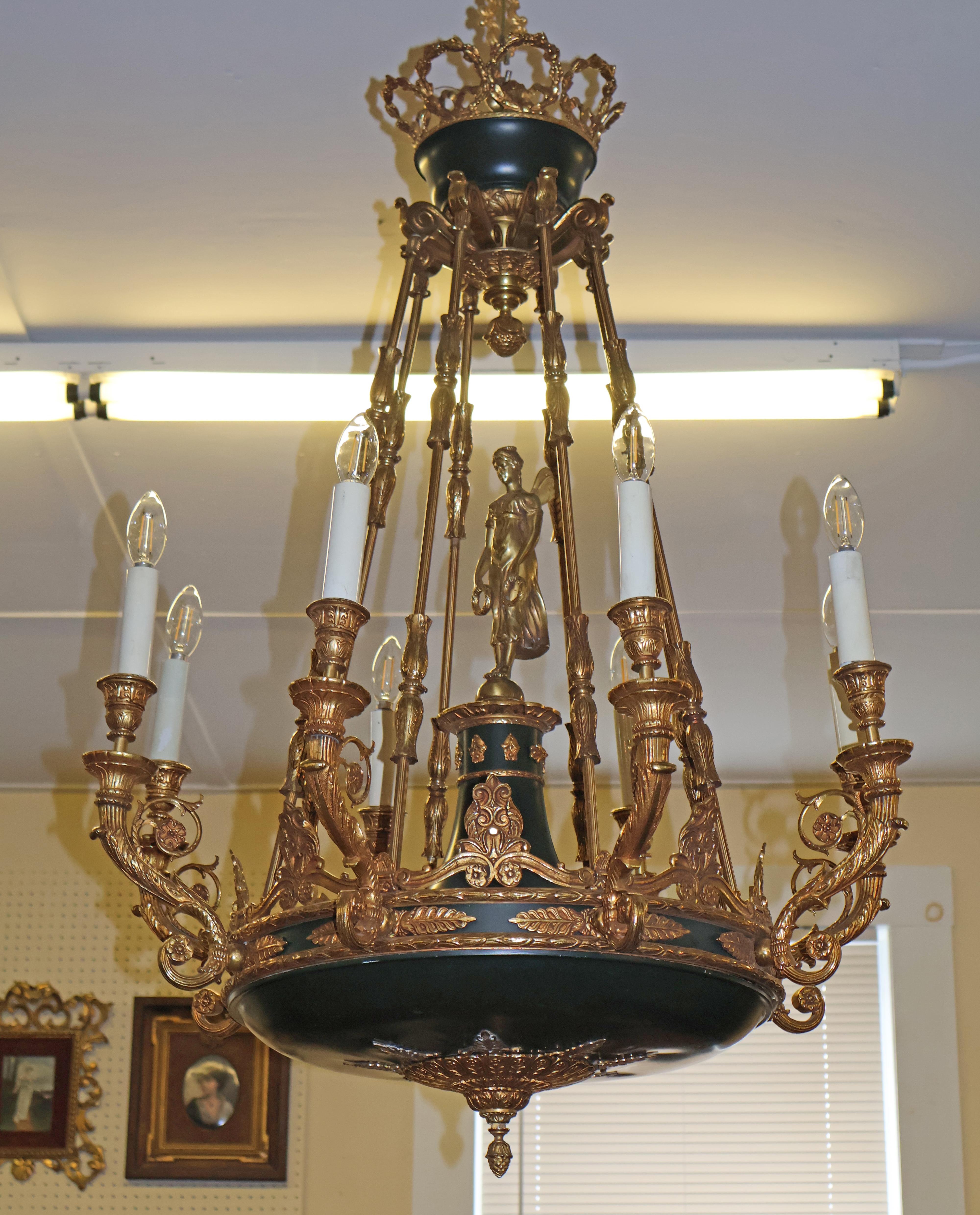 Excellent lustre de style Empire français à 8 feux en bronze, fabriqué en Italie, 42 x 30 en vente 3