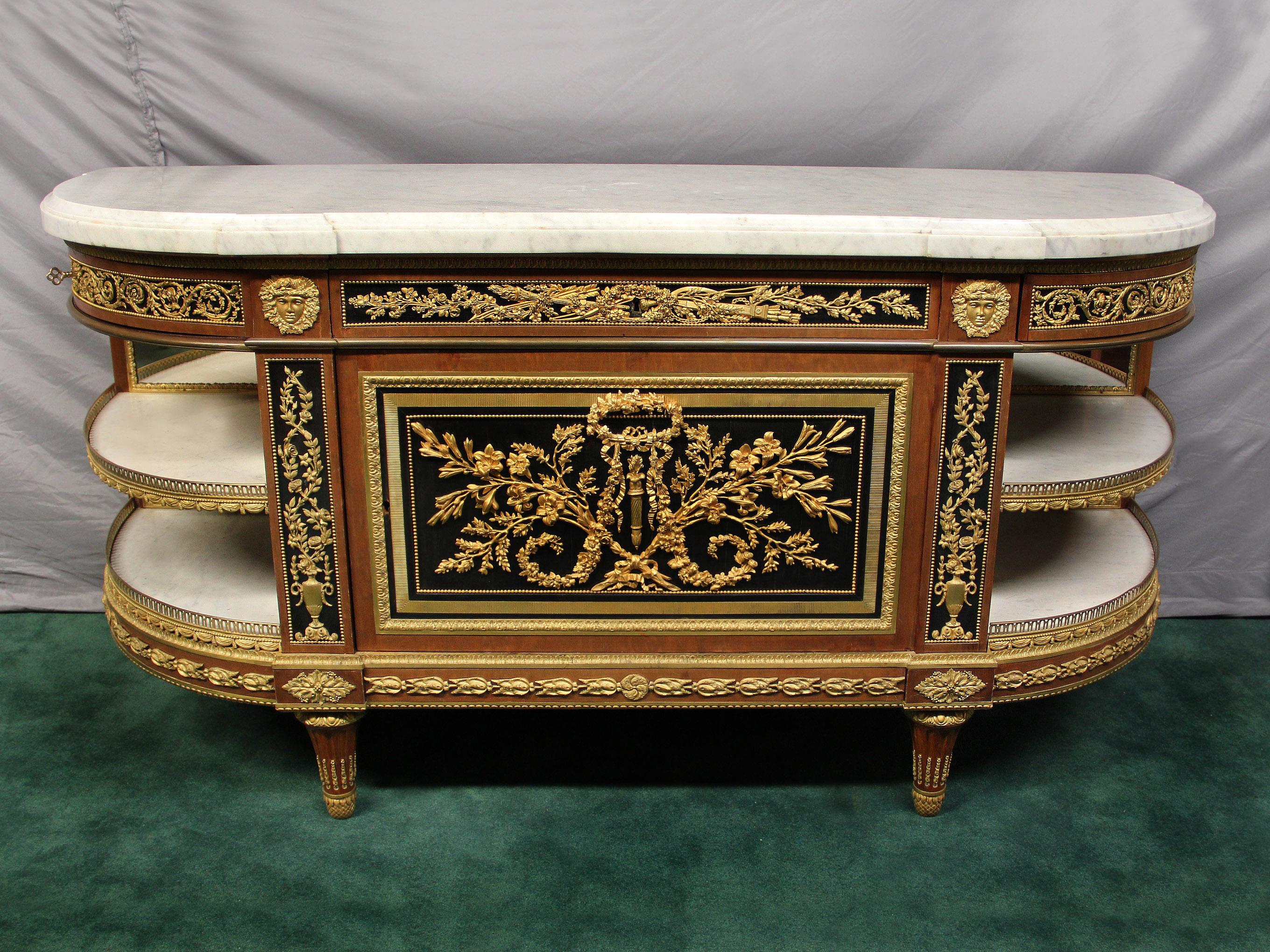 Commodity/Server in bronzo dorato di Henry Dasson della fine del XIX secolo, di eccellente qualità.

Henry Dasson - Dopo Benneman e Stockel

Il piano in marmo bianco e grigio demi-lune sovrasta un cassetto centrale a fregio montato con fiocchi e