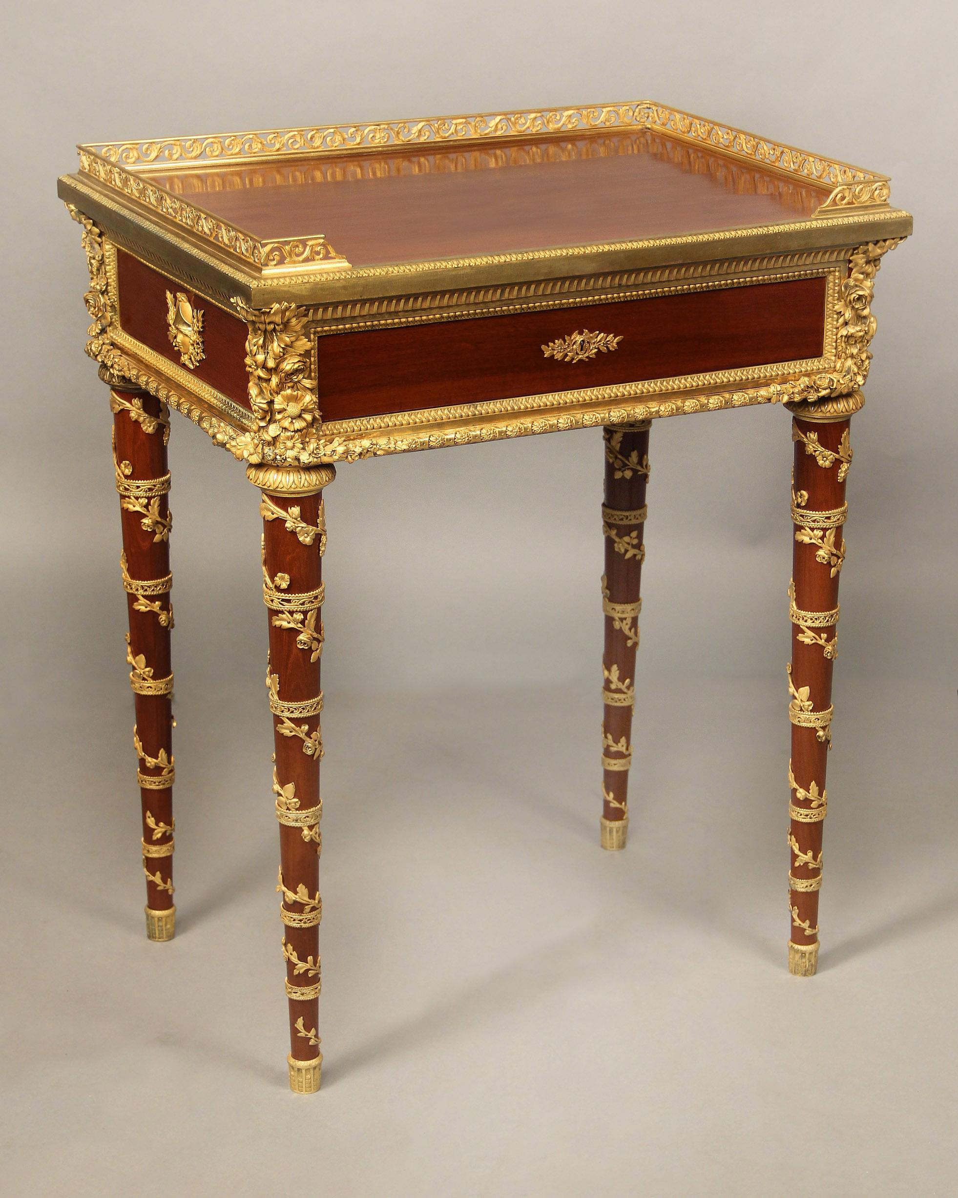 Gueridon in bronzo dorato di Henry Dasson della fine del XIX secolo, di eccellente qualità.

Henry Dasson

Il piano rettangolare con galleria a tre quarti traforata, sopra un unico cassetto a fregio, i lati montati ciascuno con l'elmo di Minerva,