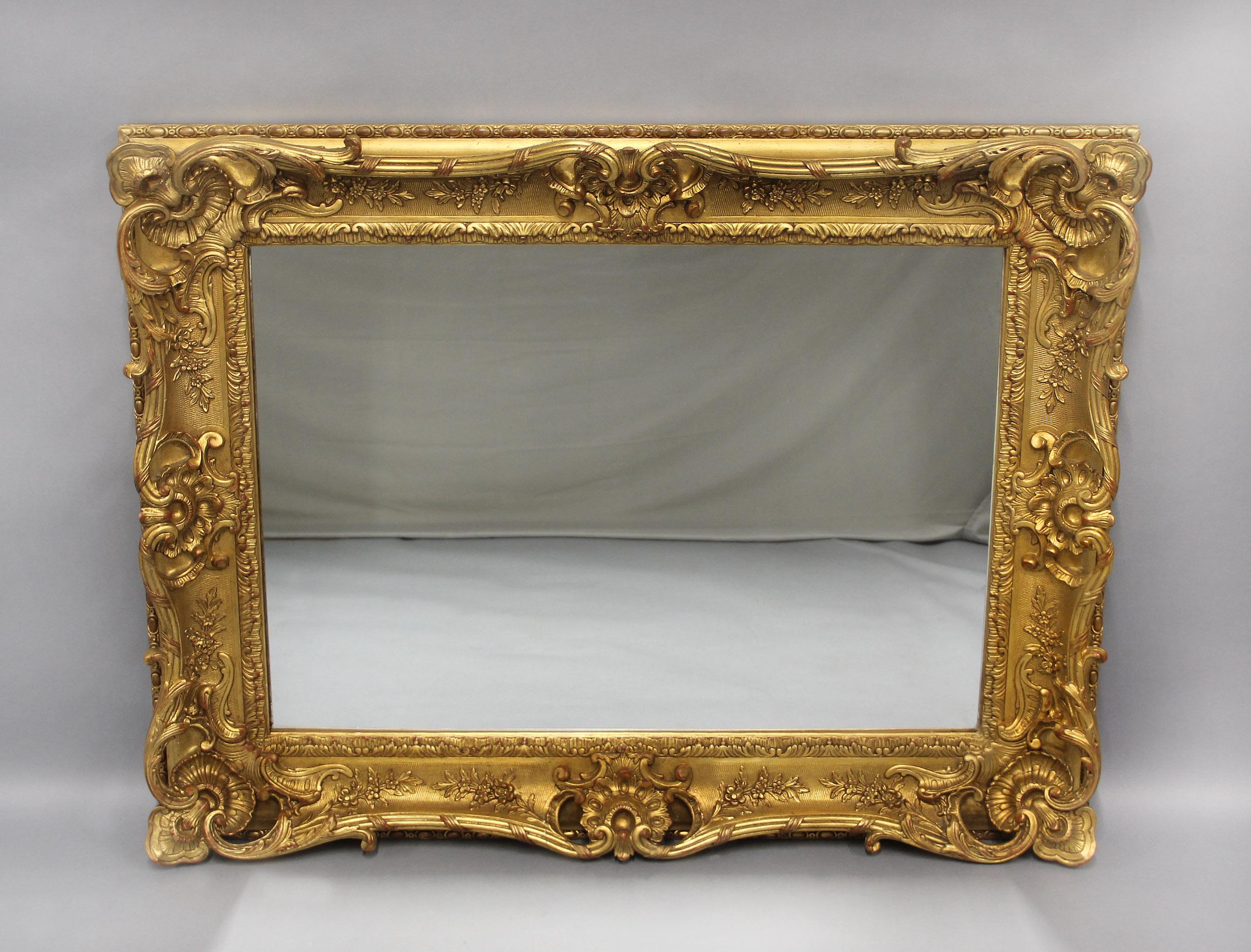 Ein ausgezeichneter Spiegel aus Giltwood und Gesso aus dem späten 19.

Dieser Spiegel von außergewöhnlicher Qualität hat eine rechteckige Form und ist mit aufwändig handgeschnitzten Muscheln und Blumenmustern verziert.

Einzelheiten:
Höhe - 39,5