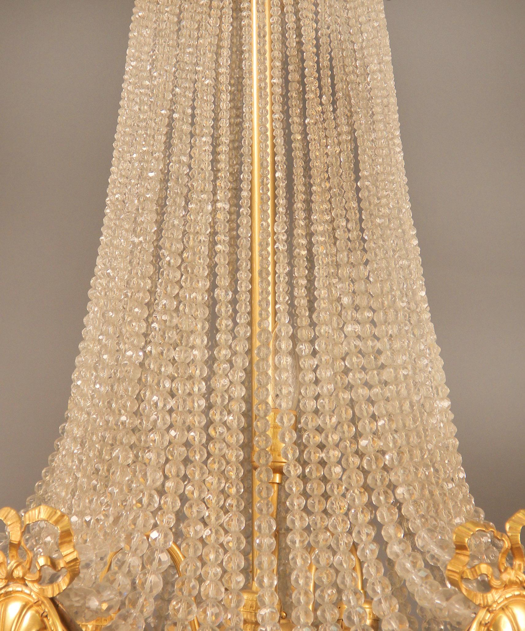 Perlé Excellent lustre à cinq lumières en bronze doré de la fin du 19e siècle/début du 20e siècle en vente