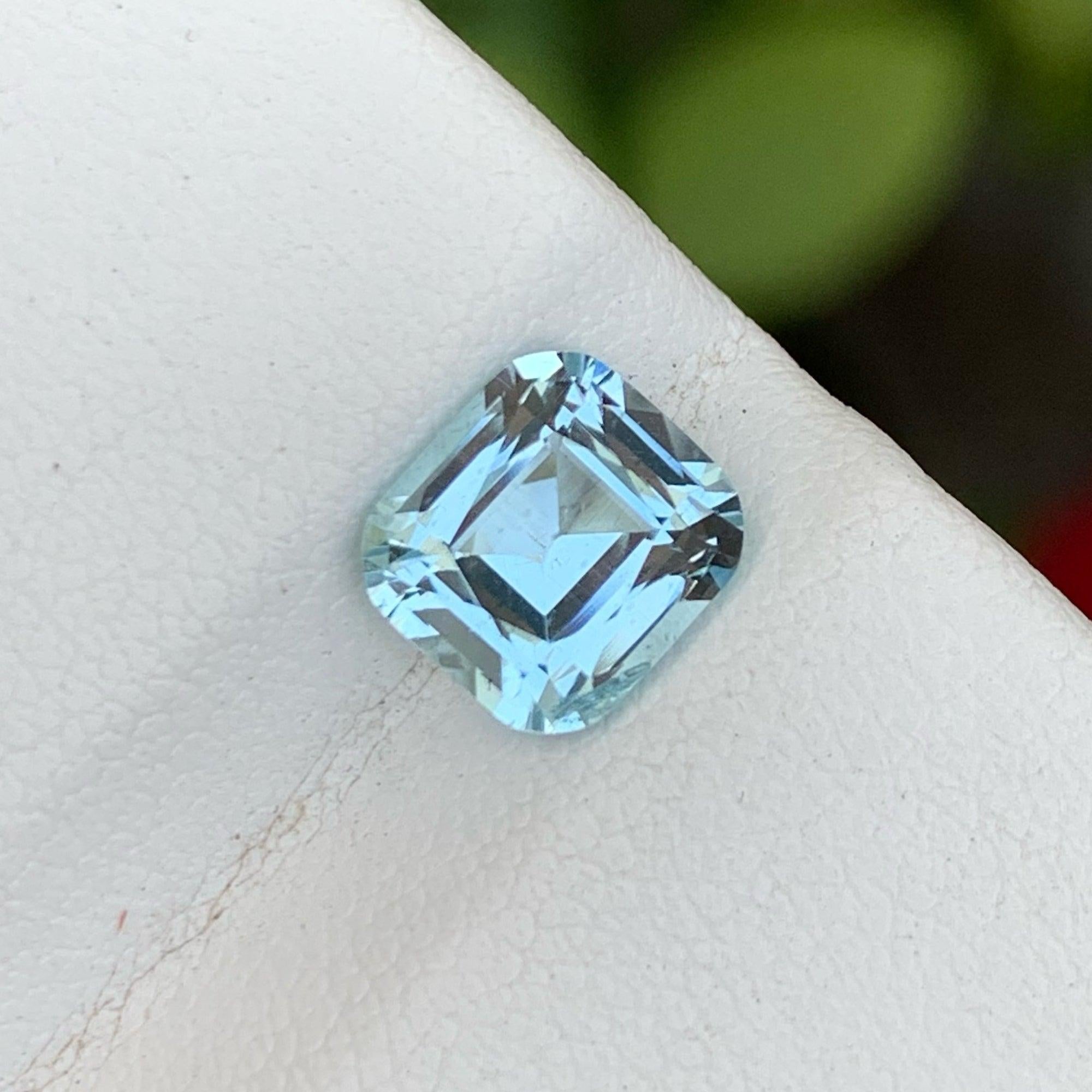 Modern Excellent Loose Aquamarine 1.70 Carats Loose Gemstones for Ring Jewelry For Sale
