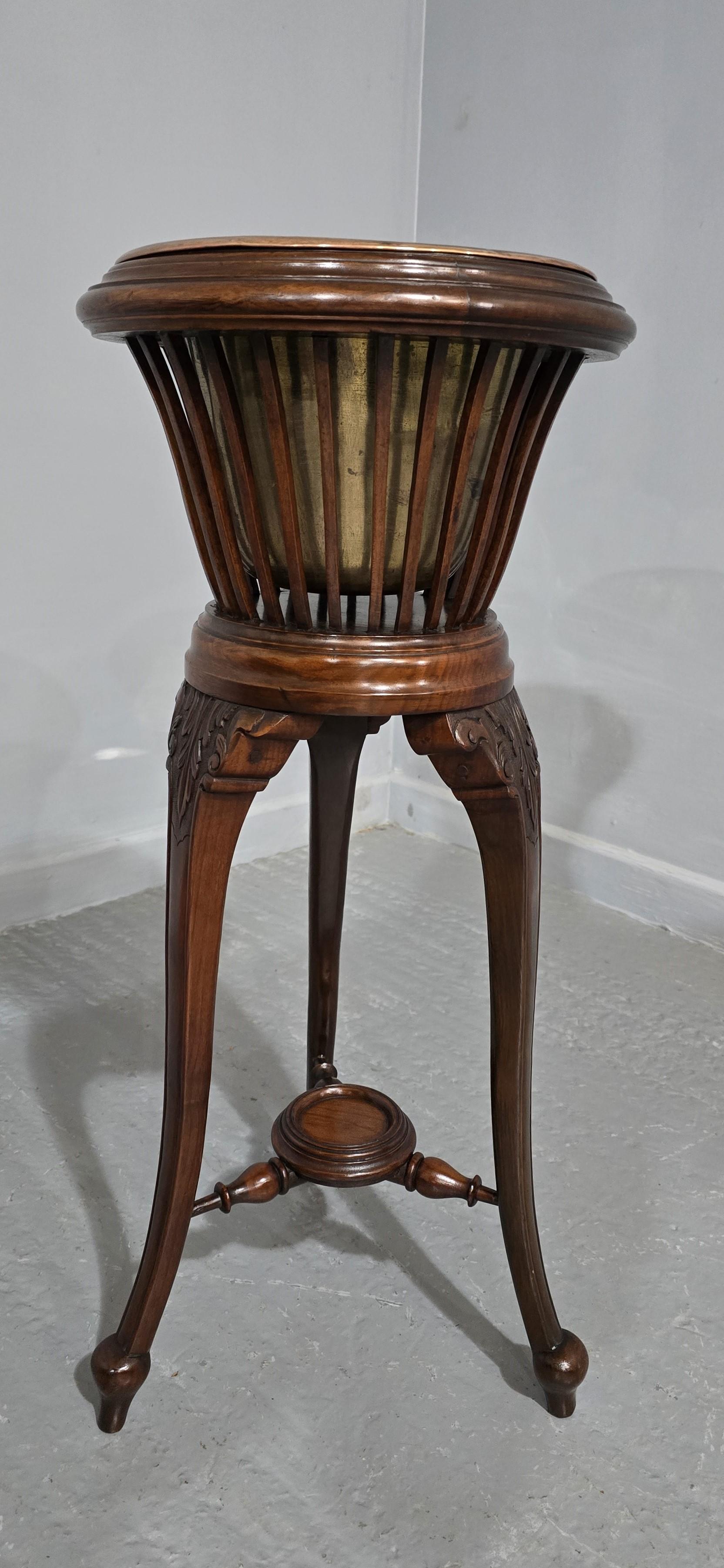 Una jardinera de caoba eduardiana de excelente calidad con revestimiento de latón original, rara de encontrar en este estado.

33