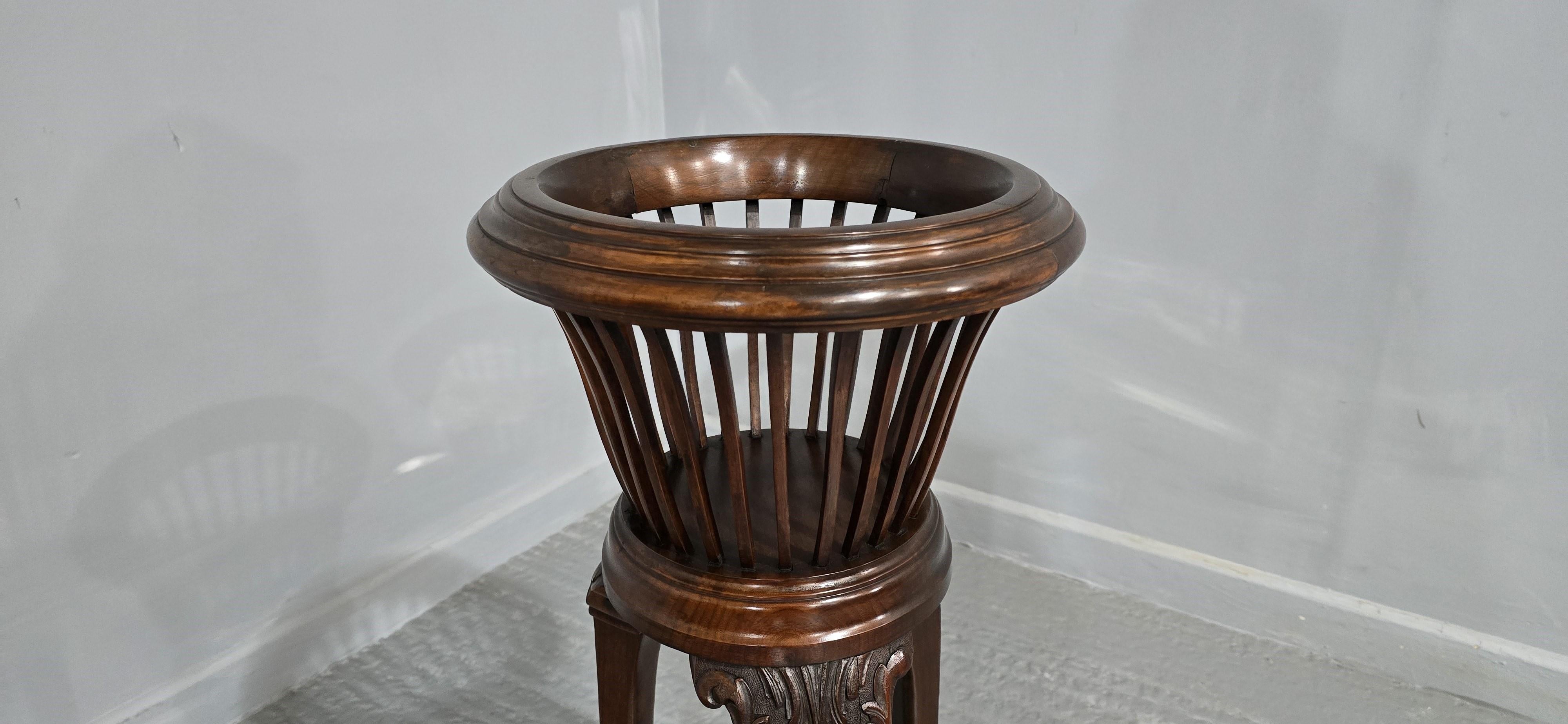 Excelente jardinera de caoba Jardinere Stand Caoba en venta