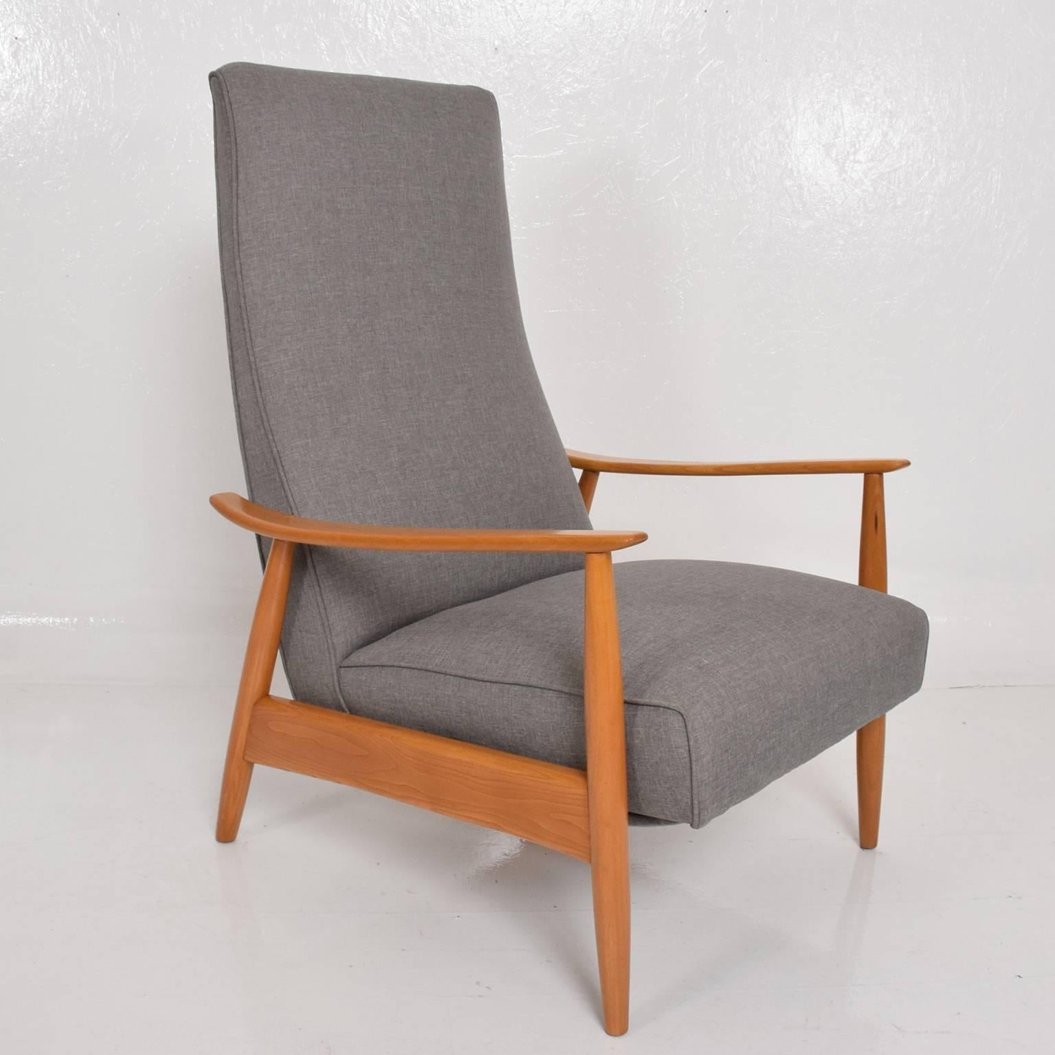 For your consideration a recliner armchair, designed by Milo Baughman for Thayer Coggin.
Beautifully restored in grey fabric. Wood has been cleaned up and restored. Retails original label.
Firm and sturdy ready to go.
Dimensions: 42 1/2