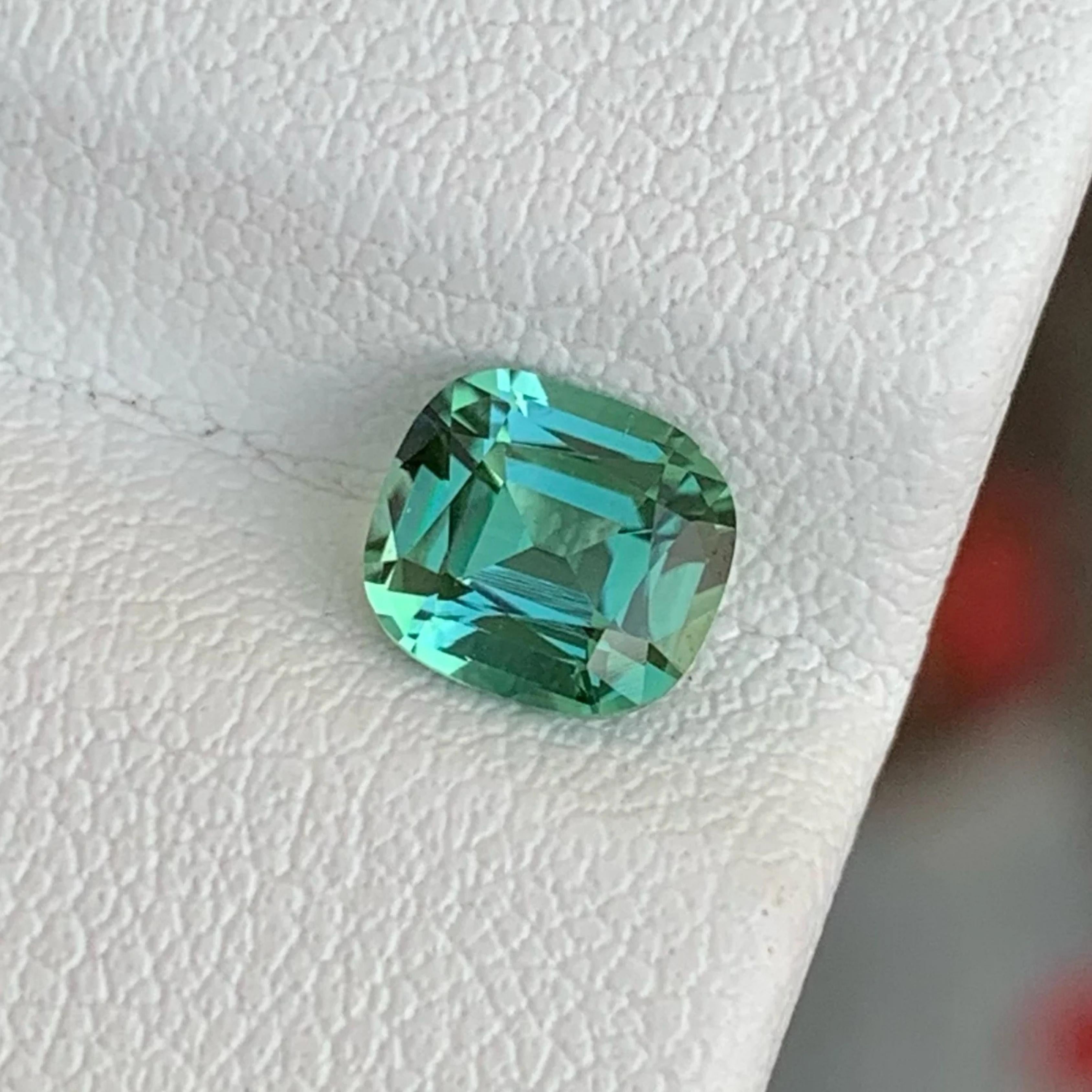 Excellente pierre de tourmaline verte menthe non sertie de 1,05 carat, bijouterie d'art en vente 1