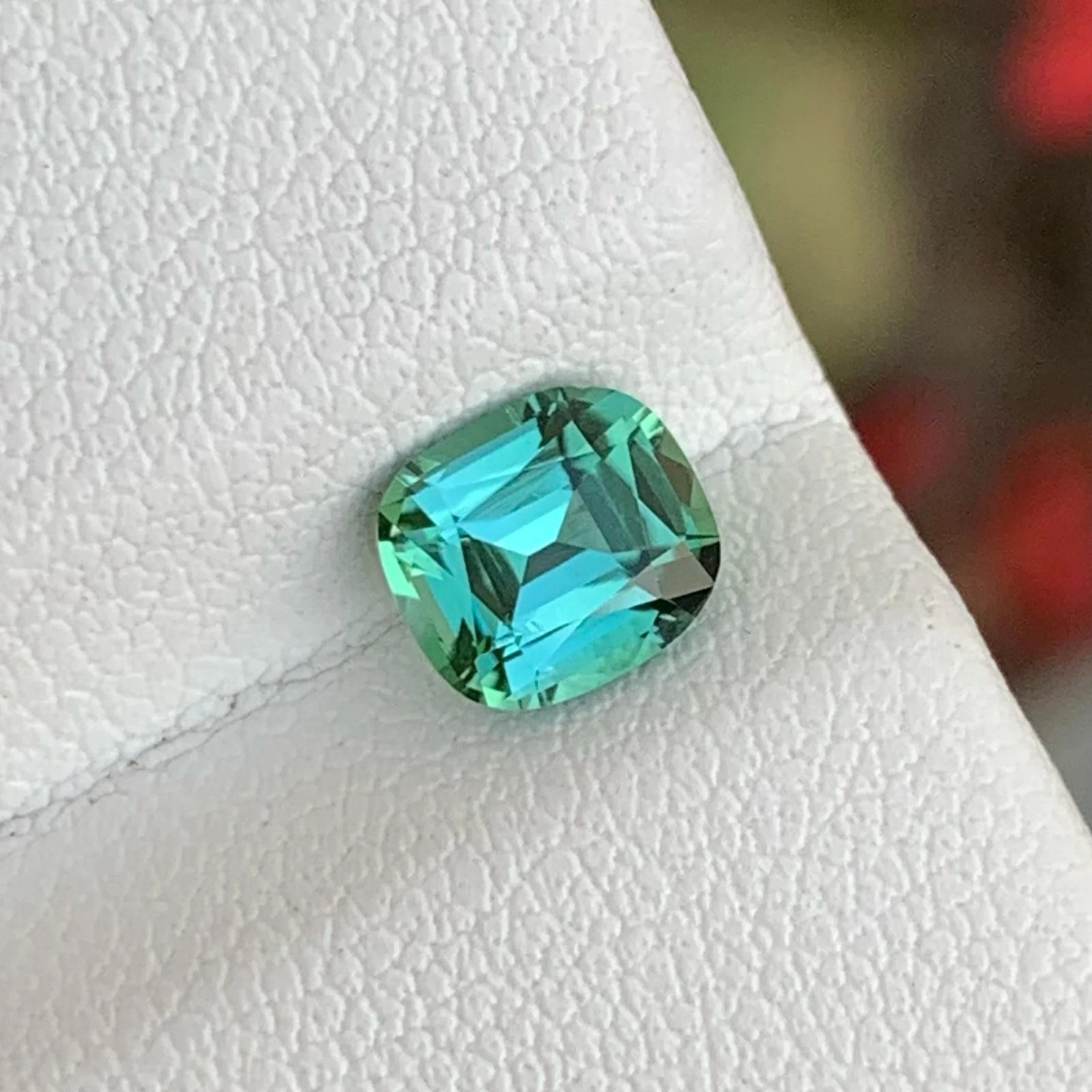 Excellente pierre de tourmaline verte menthe non sertie de 1,05 carat, bijouterie d'art en vente 2