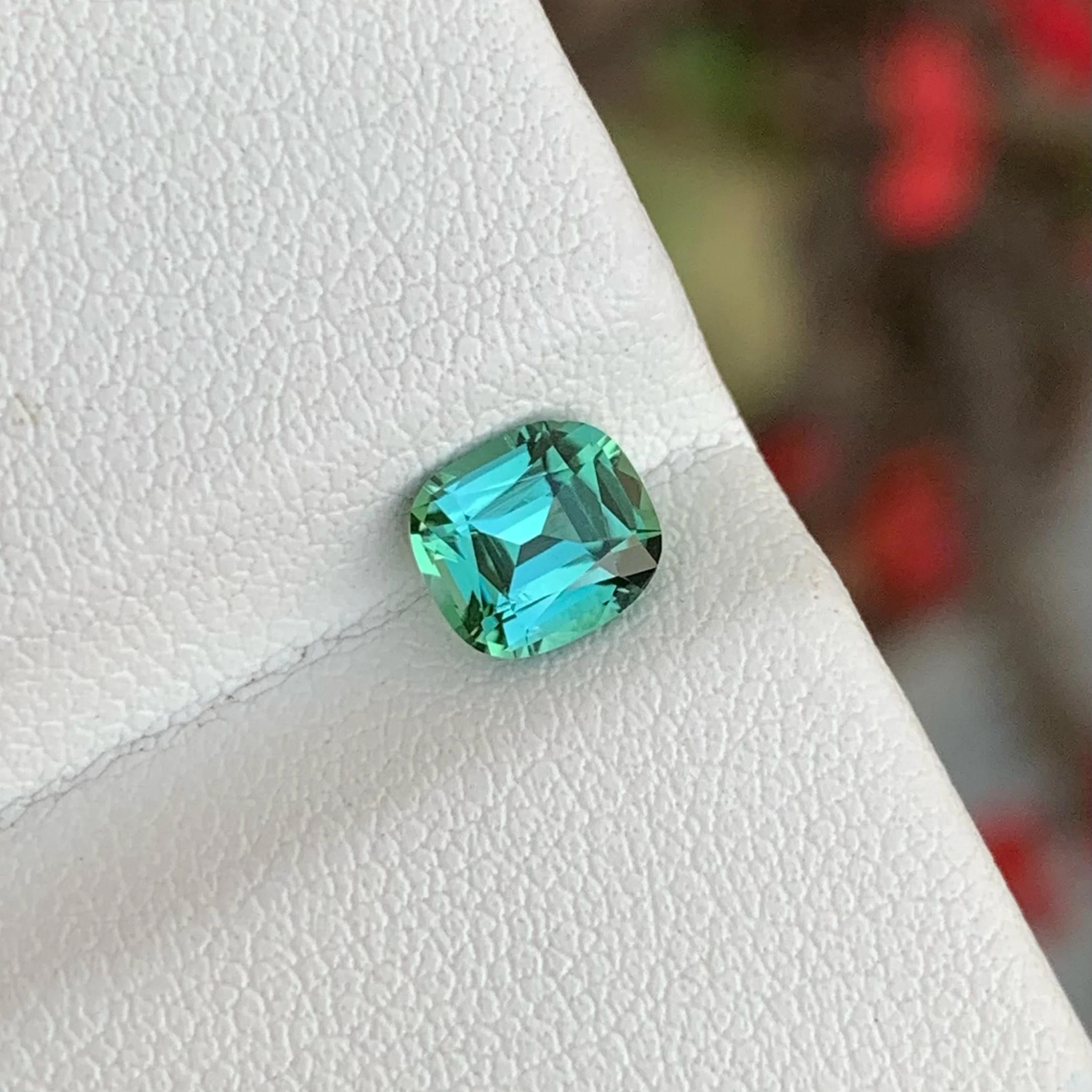 Excellente pierre de tourmaline verte menthe non sertie de 1,05 carat, bijouterie d'art en vente 3