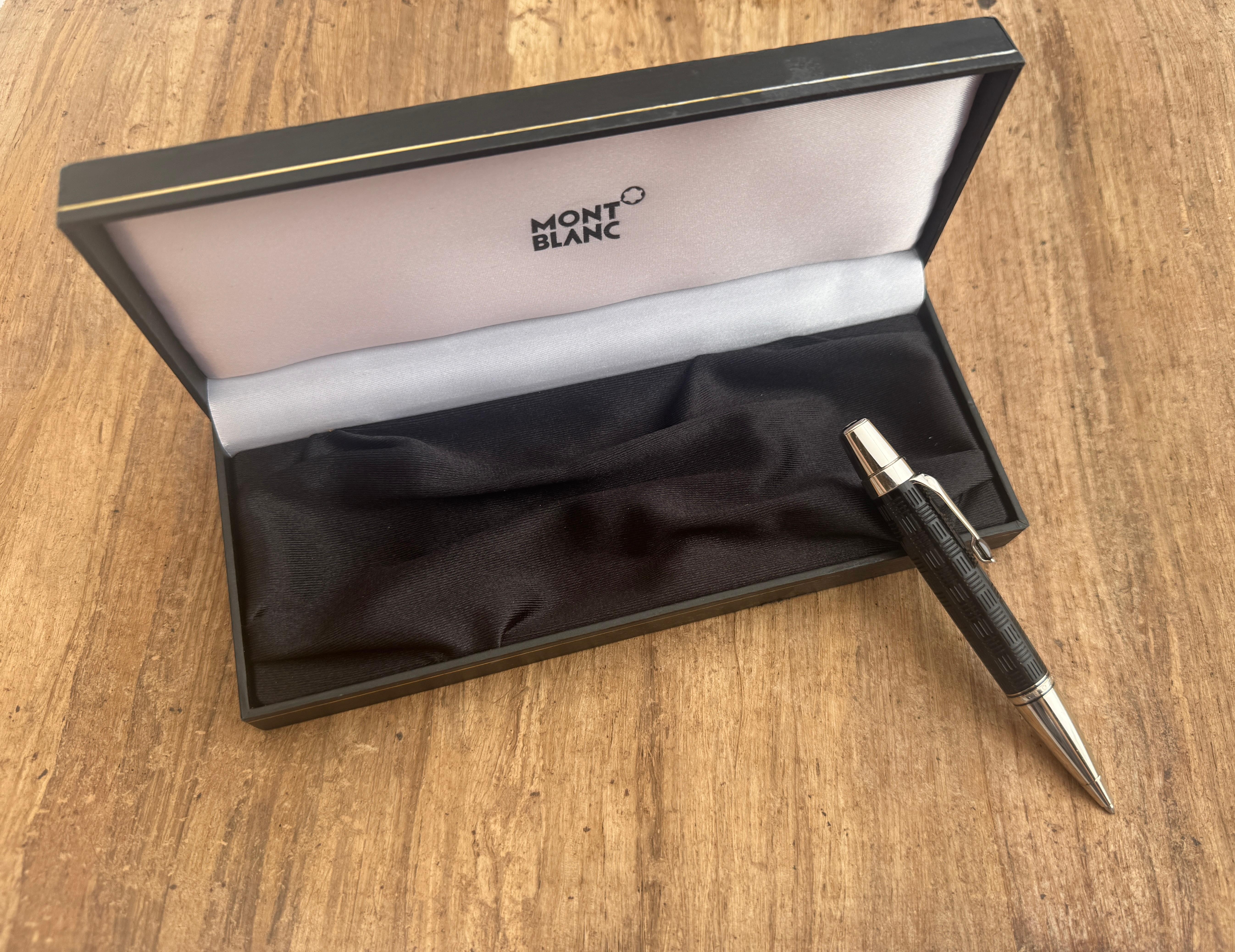Eccellente Montblanc BOHEME Doue Platinum-line Black Noir stone Penna a sfera in scatola, caricata con cartuccia Montblanc Black .

Dettagli:

Condizione :  Usato in ottime condizioni, con leggeri segni di usura, controlla le foto.

Materiale: 