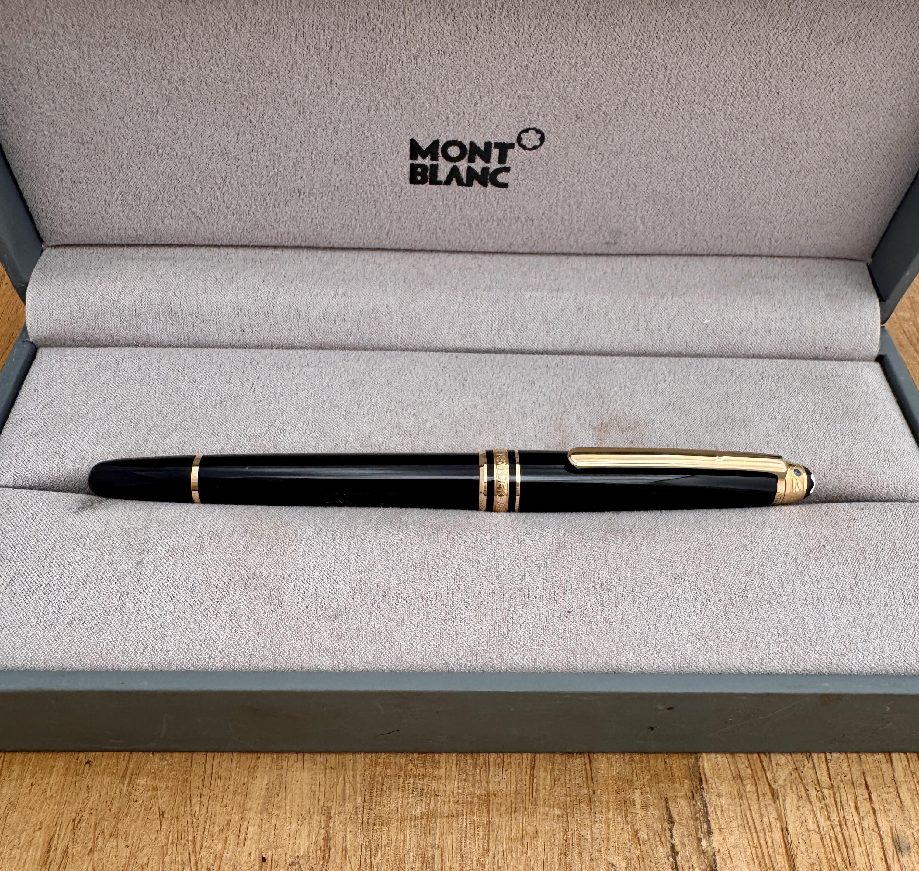 Fantastischer MONTBLANC Rollerball Pen SAPPHIRE UNICEF . Der Stift kommt mit Original Etui  .   Wenn es nicht auf den Fotos zu sehen ist oder in der Beschreibung erwähnt wird, ist es nicht enthalten. Fotos des/der tatsächlichen Artikel(s). Sie