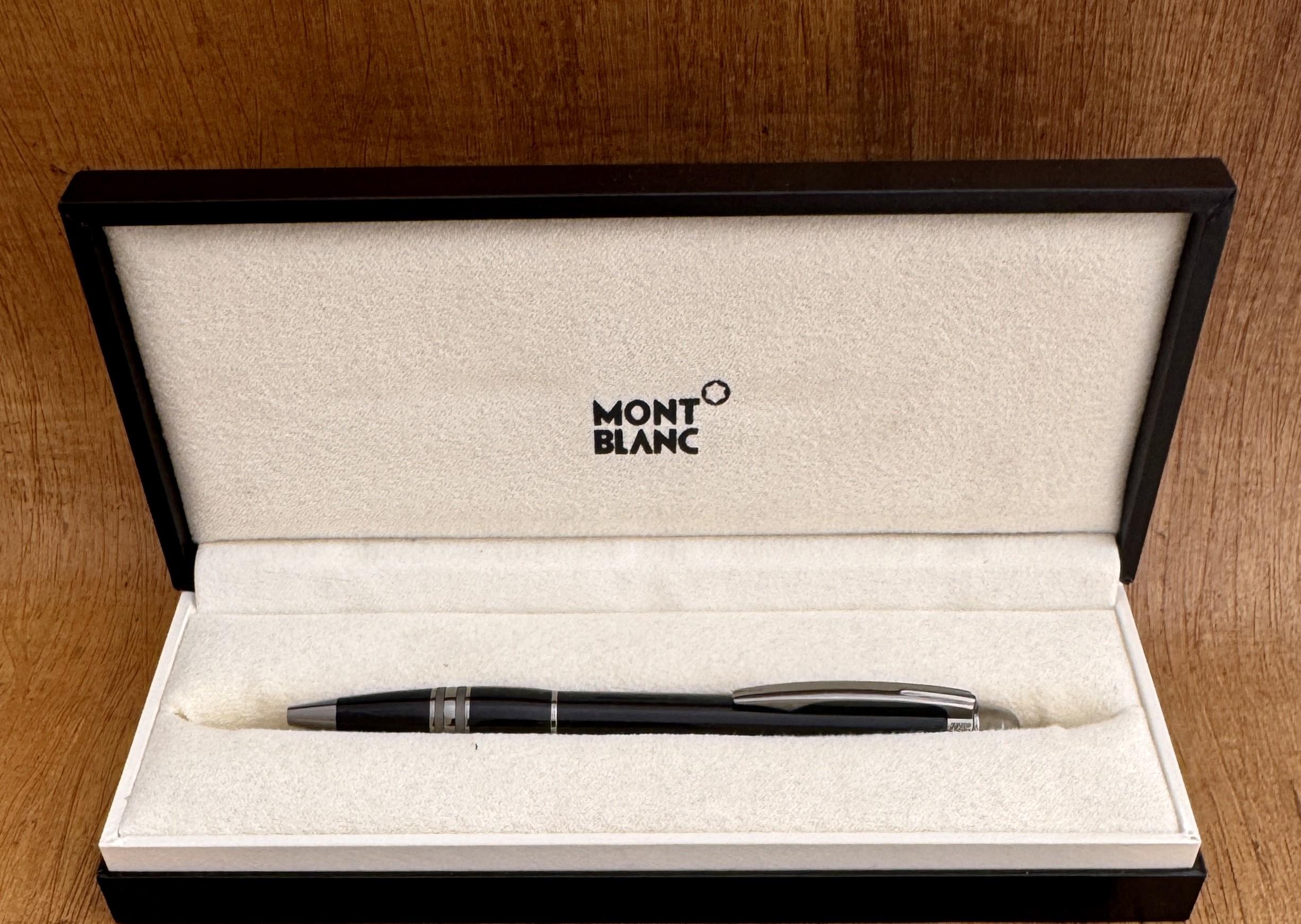 Montblanc Starwalker Midnight Black Stylo à bille. Le stylo est livré avec son étui d'origine  .   S'il ne figure pas sur les photos ou n'est pas mentionné dans la description, il n'est pas inclus. Photos de l'objet réel. N'hésitez pas à poser des