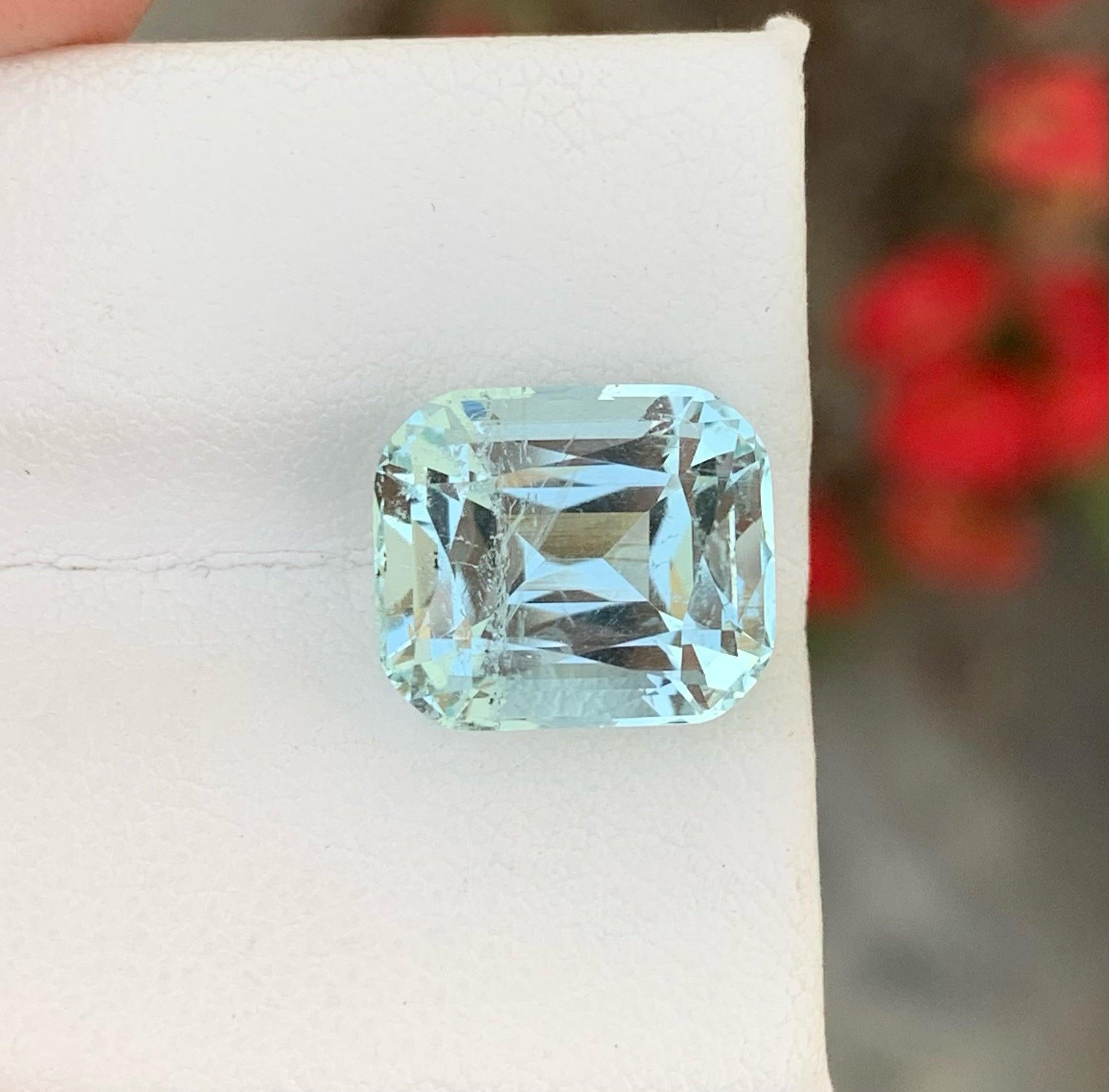 Modern Excellent Natural Blue Aquamarine Gemstone 6.65 Carats Fine Gems Fine Jewelry For Sale