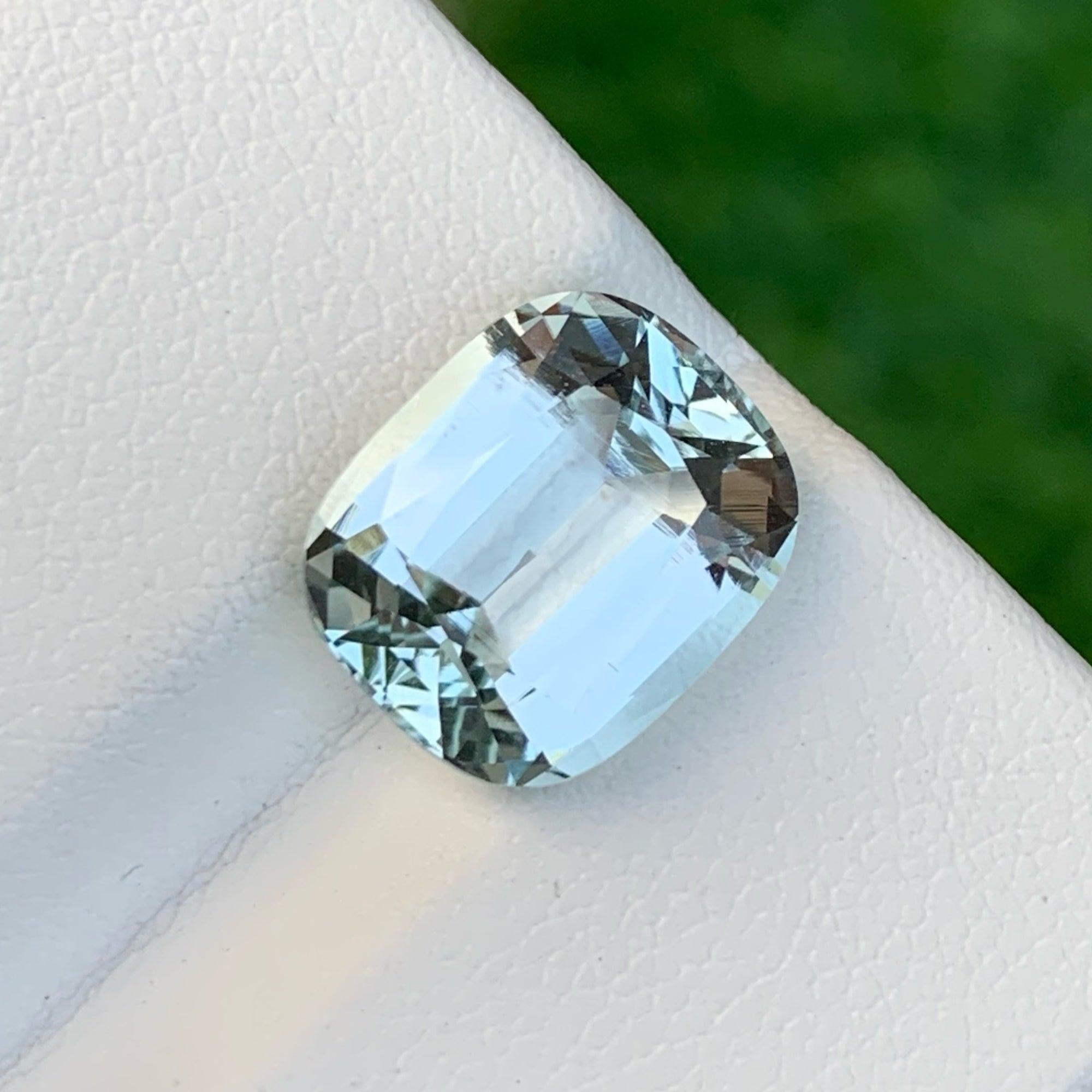 Modern Excellent Natural Light Blue Aquamarine 5.90 CTS Sparkling AAA Clean Aquamarine For Sale