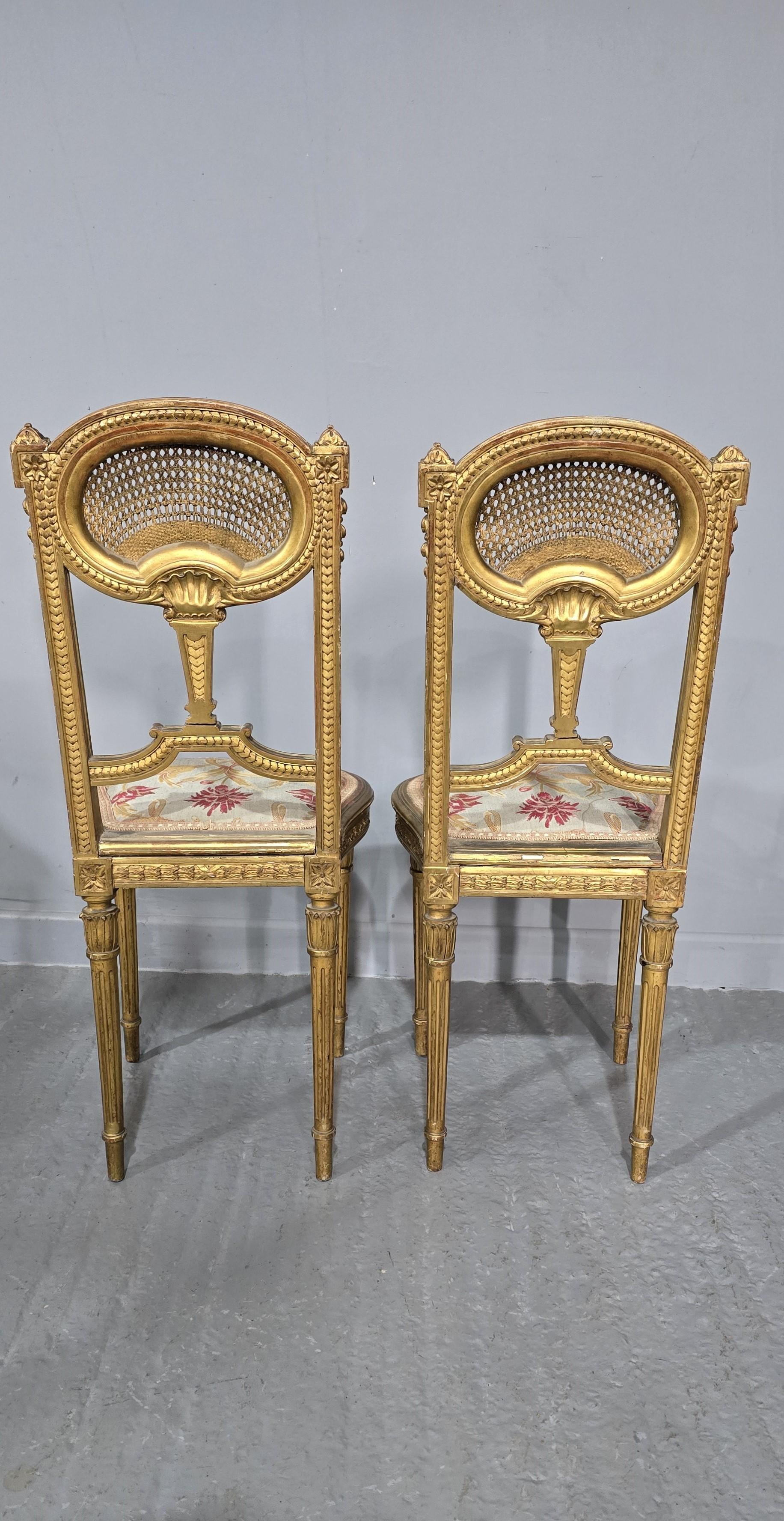 Excelente par de sillones de tocador franceses Madera dorada en venta