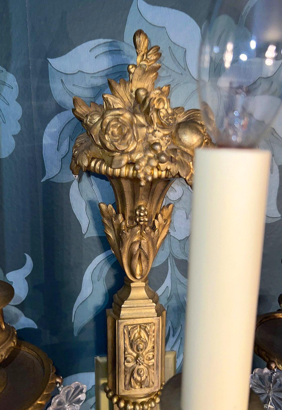 Belle Époque Excellente paire d'appliques à trois lumières en bronze doré et cristal de la fin du XIXe siècle en vente