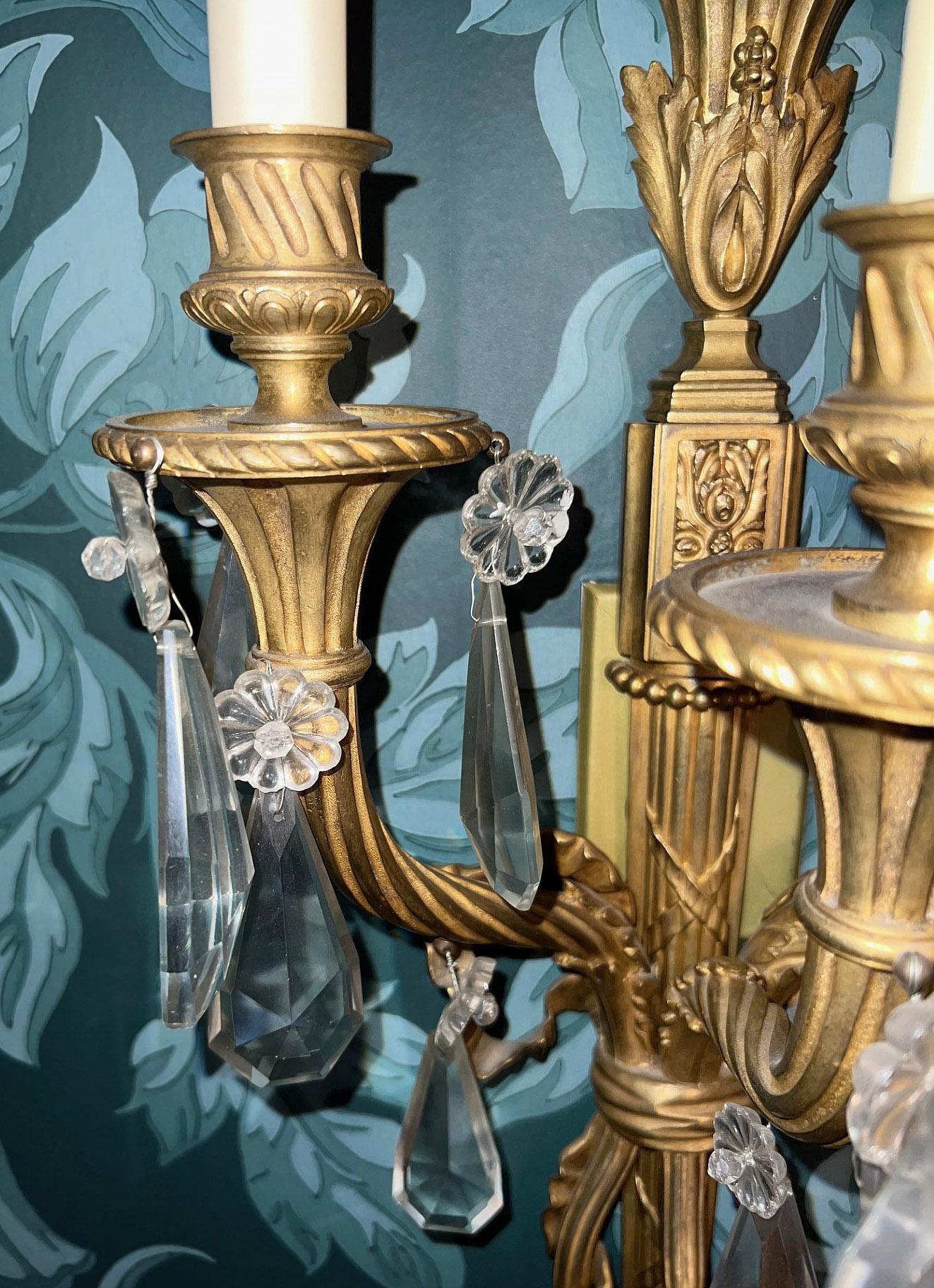 Français Excellente paire d'appliques à trois lumières en bronze doré et cristal de la fin du XIXe siècle en vente