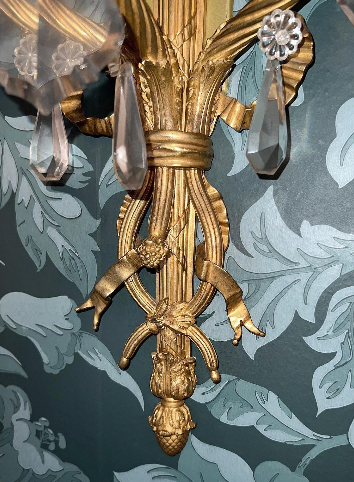 Doré Excellente paire d'appliques à trois lumières en bronze doré et cristal de la fin du XIXe siècle en vente