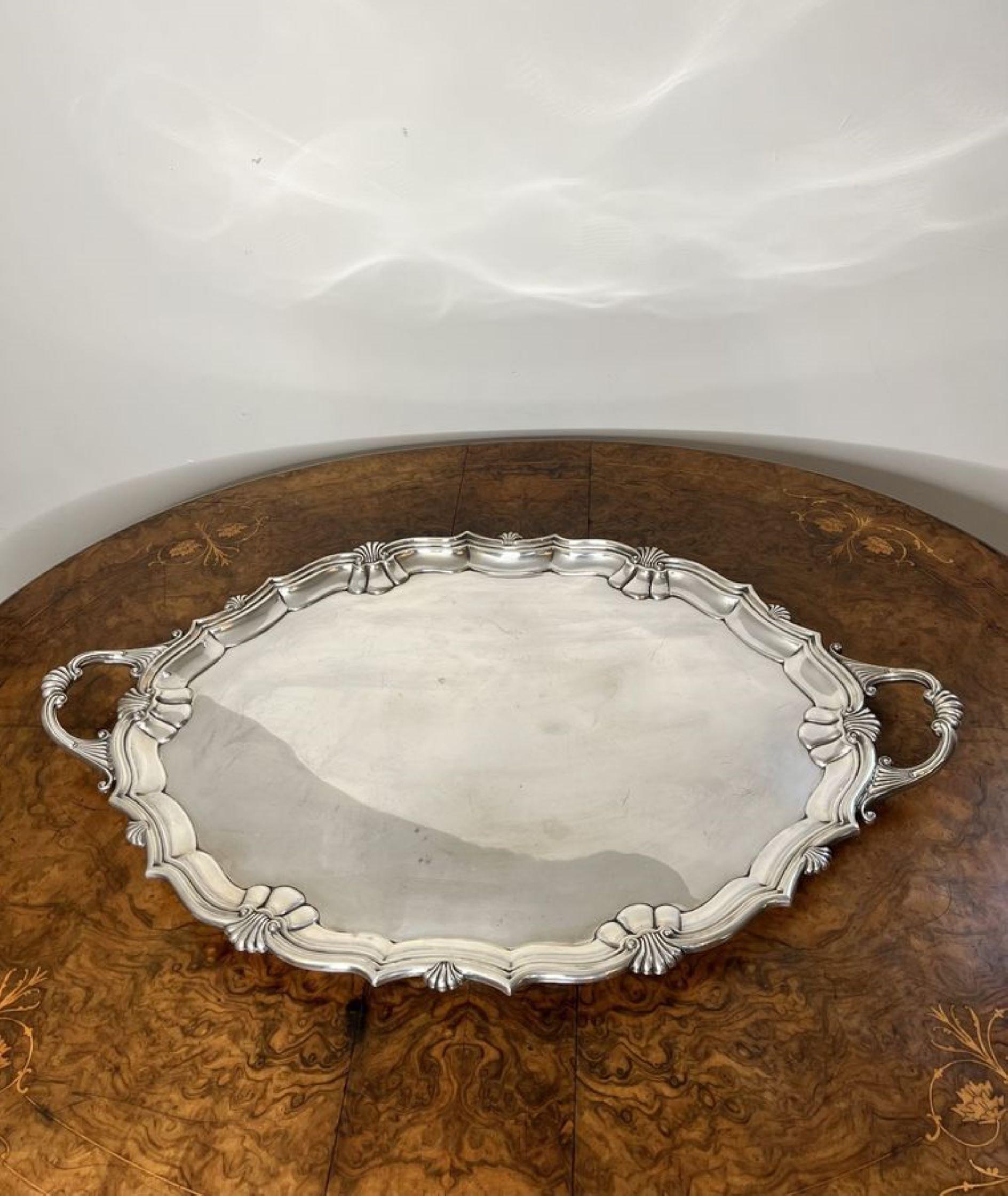 Bandeja de té antigua eduardiana bañada en plata de excelente calidad, con dos asas a los lados y un fantástico borde de concha y volutas.

D. 1900