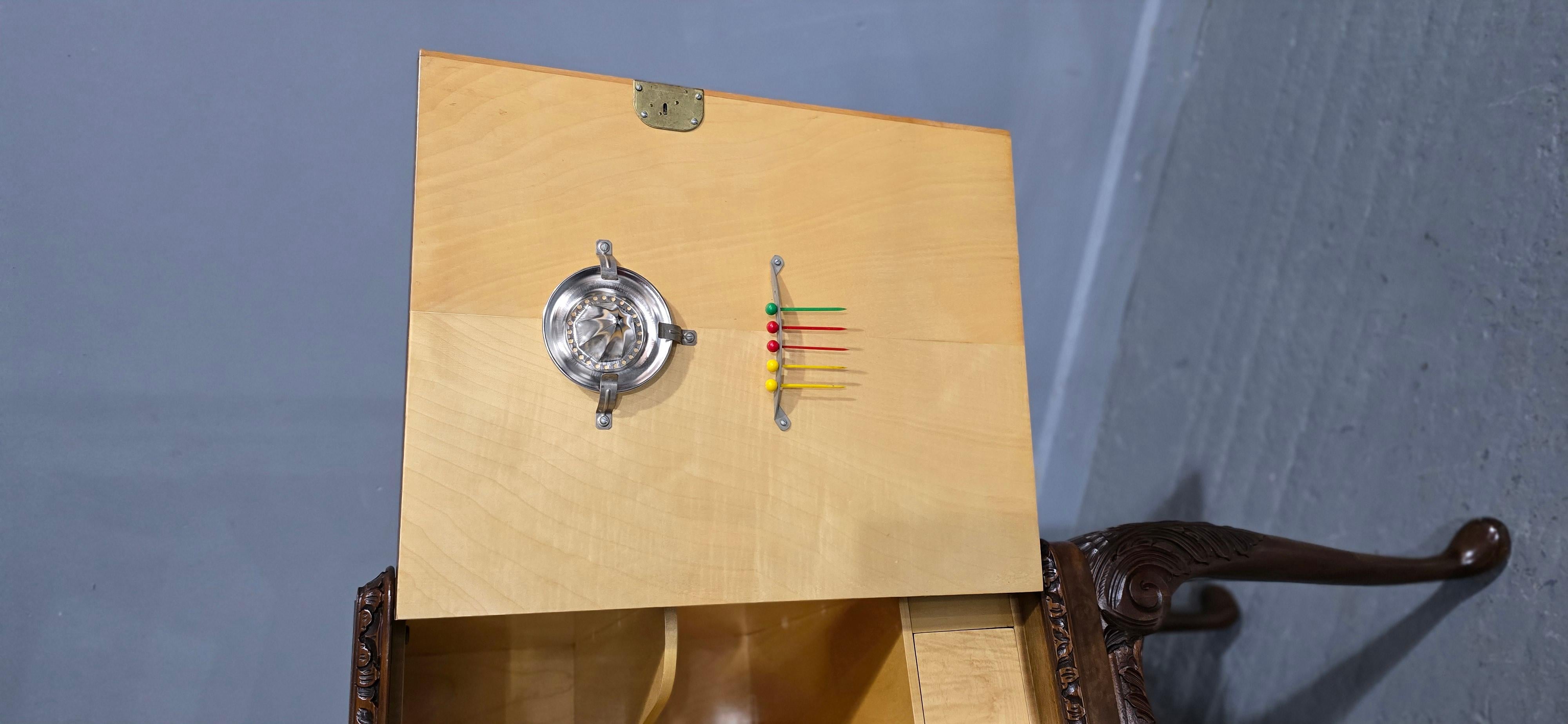 Mueble coctelero de nogal con rebabas de excelente calidad en venta 3