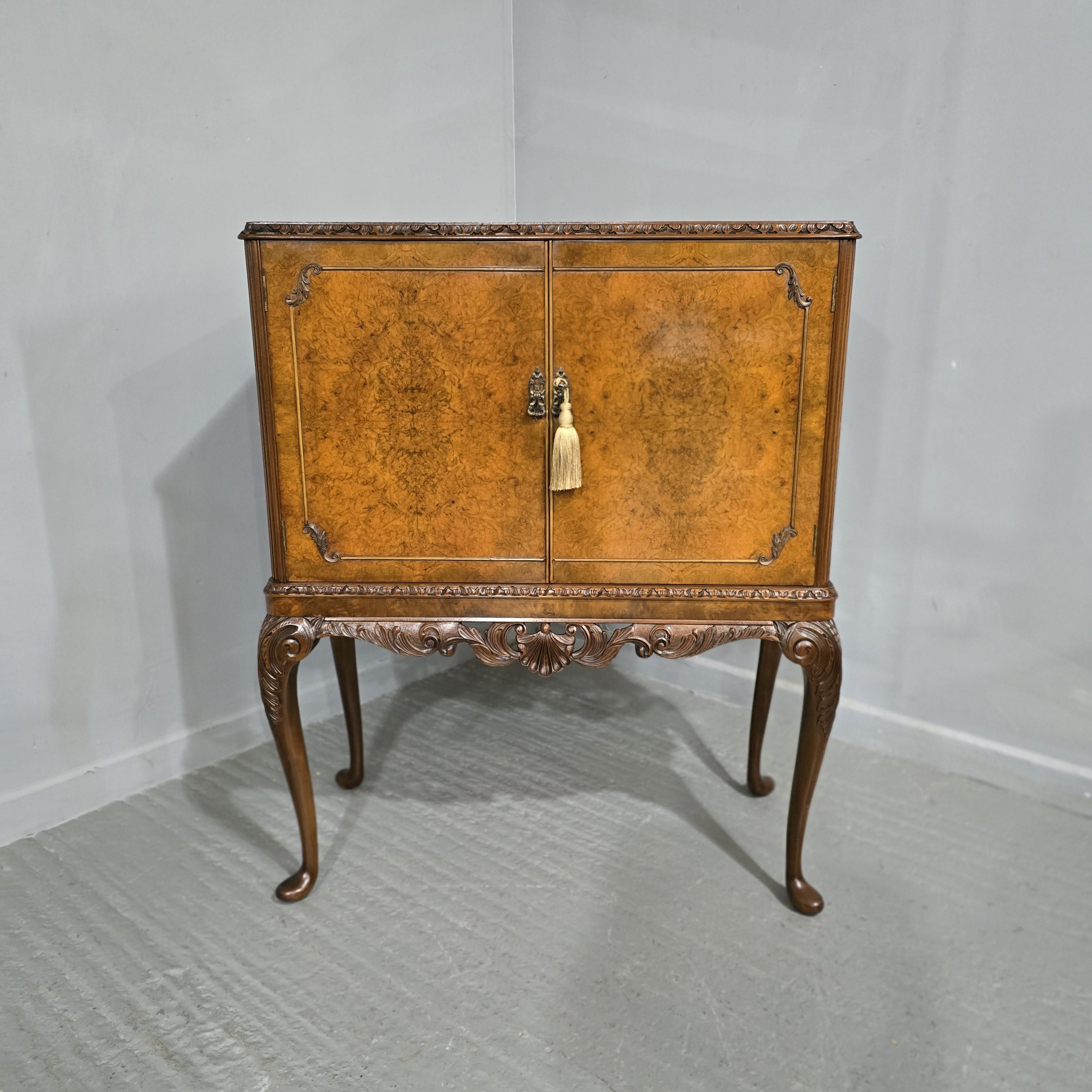 Mueble coctelero de nogal con rebabas de excelente calidad en venta 6