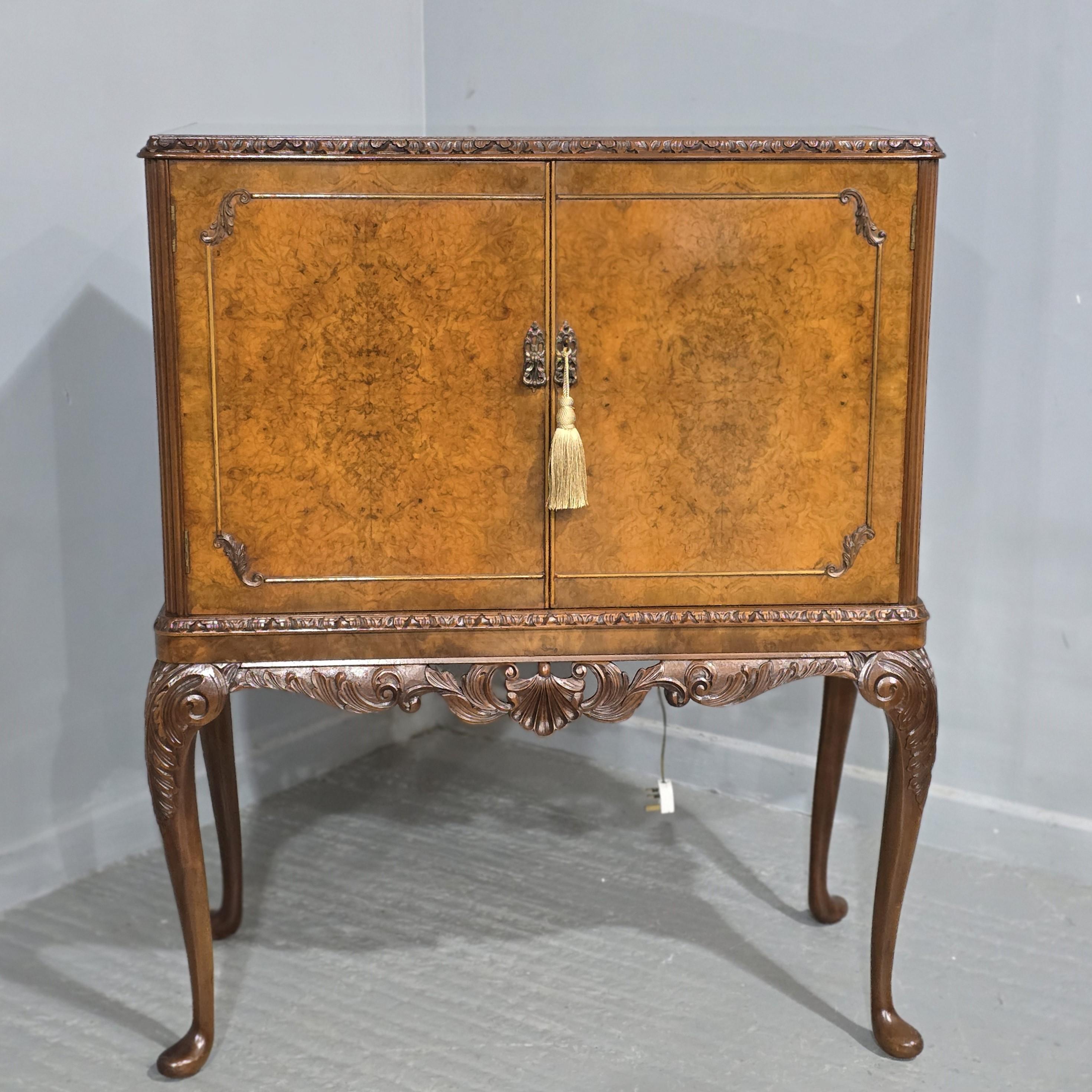 Mueble coctelero de nogal con rebabas de excelente calidad Queen Anne en venta