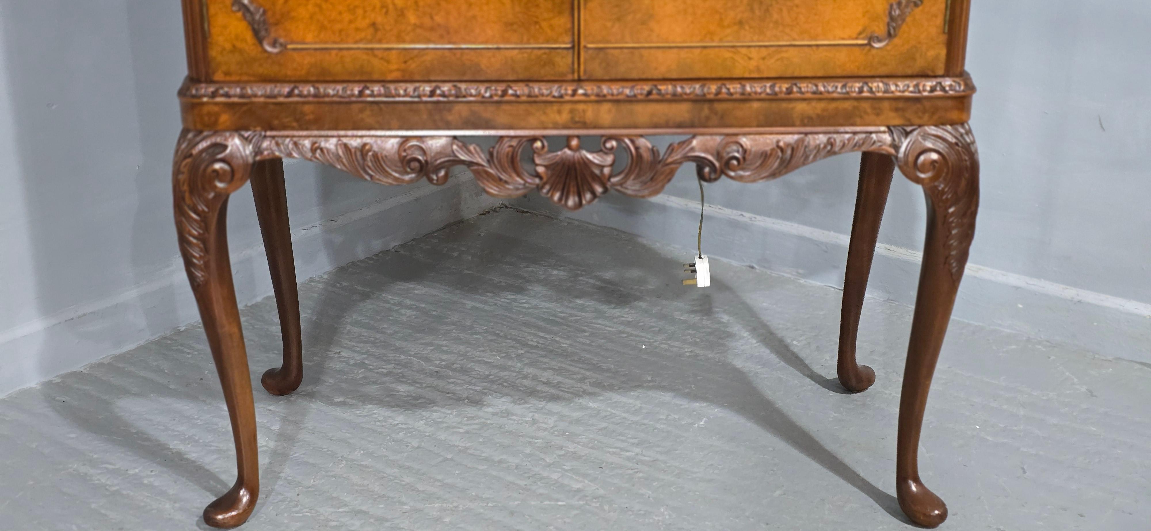 Mueble coctelero de nogal con rebabas de excelente calidad Inglés en venta