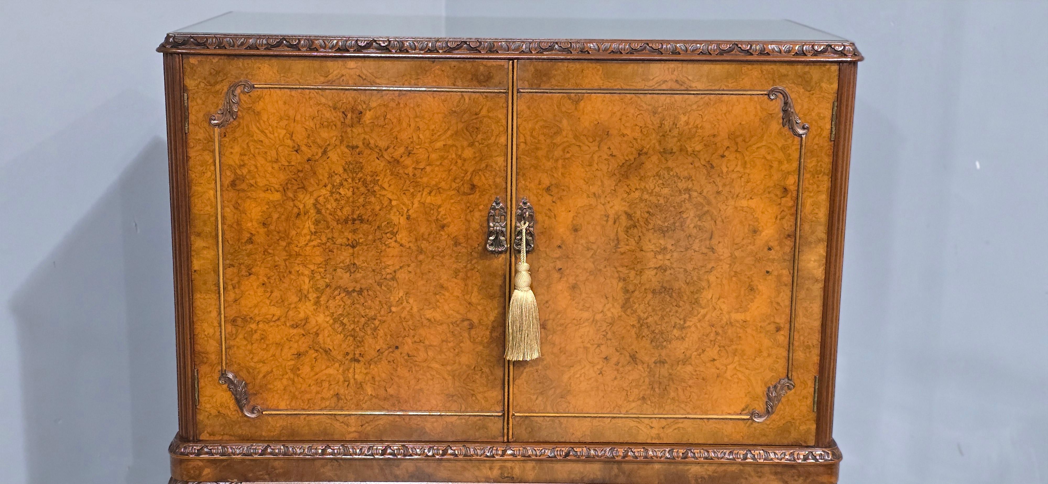 Mueble coctelero de nogal con rebabas de excelente calidad en Bueno estado para la venta en Swadlincote, GB
