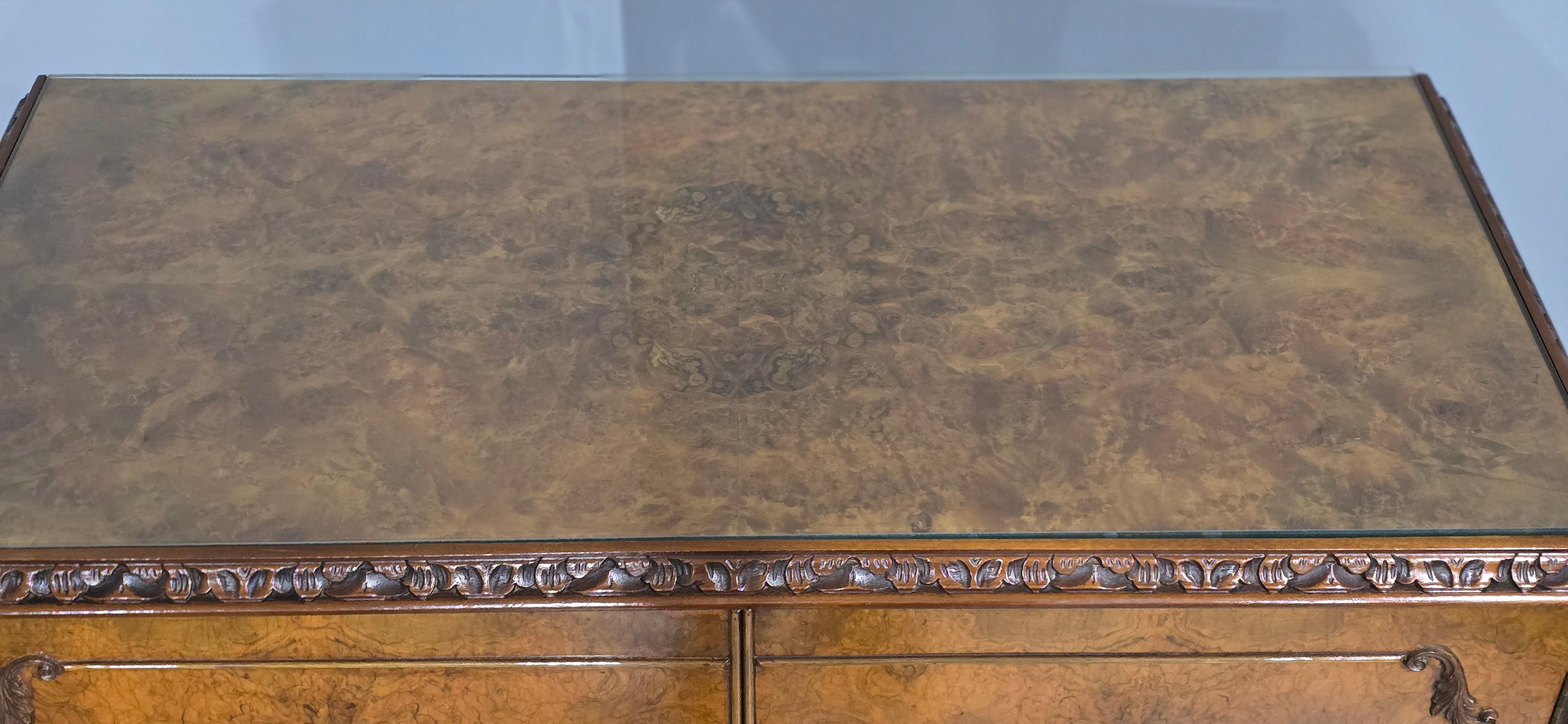 Mueble coctelero de nogal con rebabas de excelente calidad siglo XX en venta