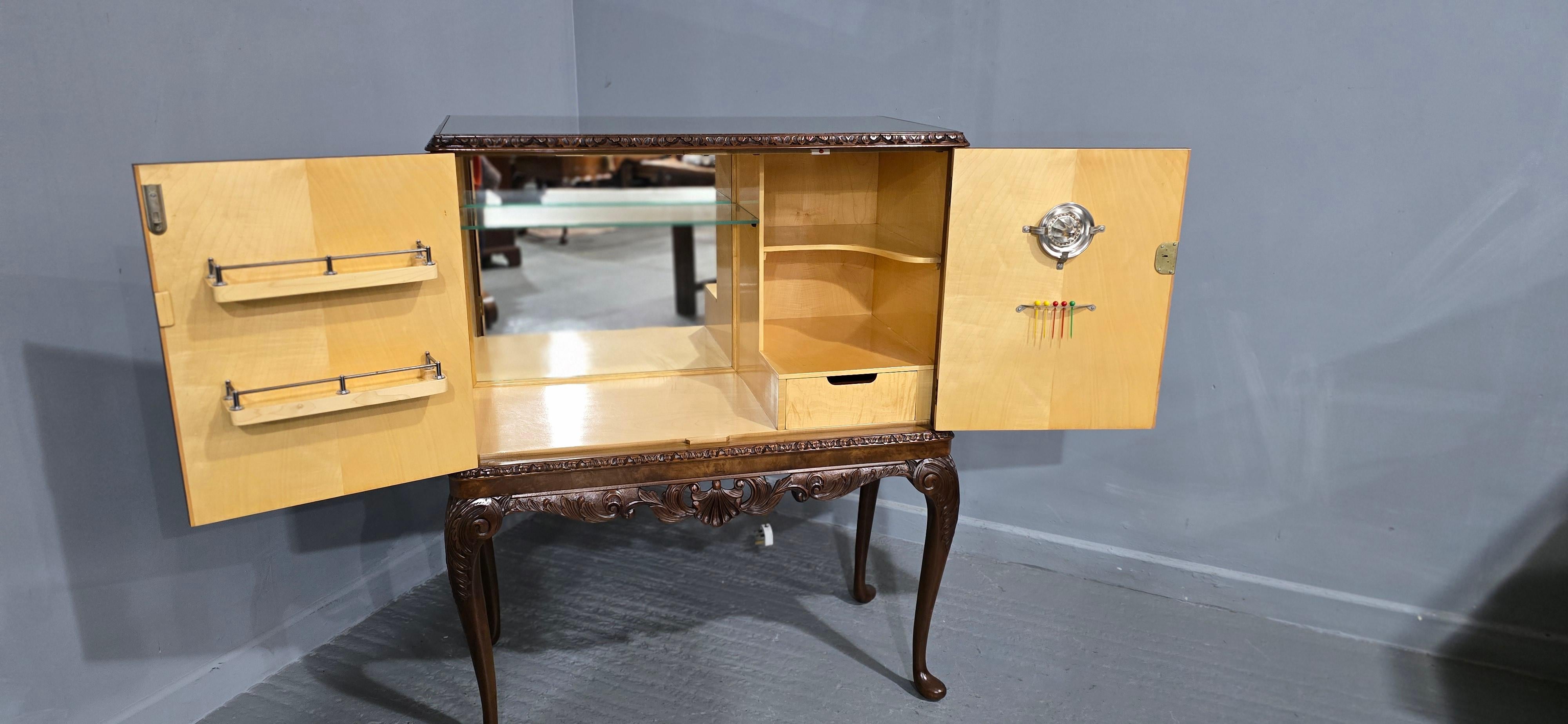 Mueble coctelero de nogal con rebabas de excelente calidad Madera de burl en venta