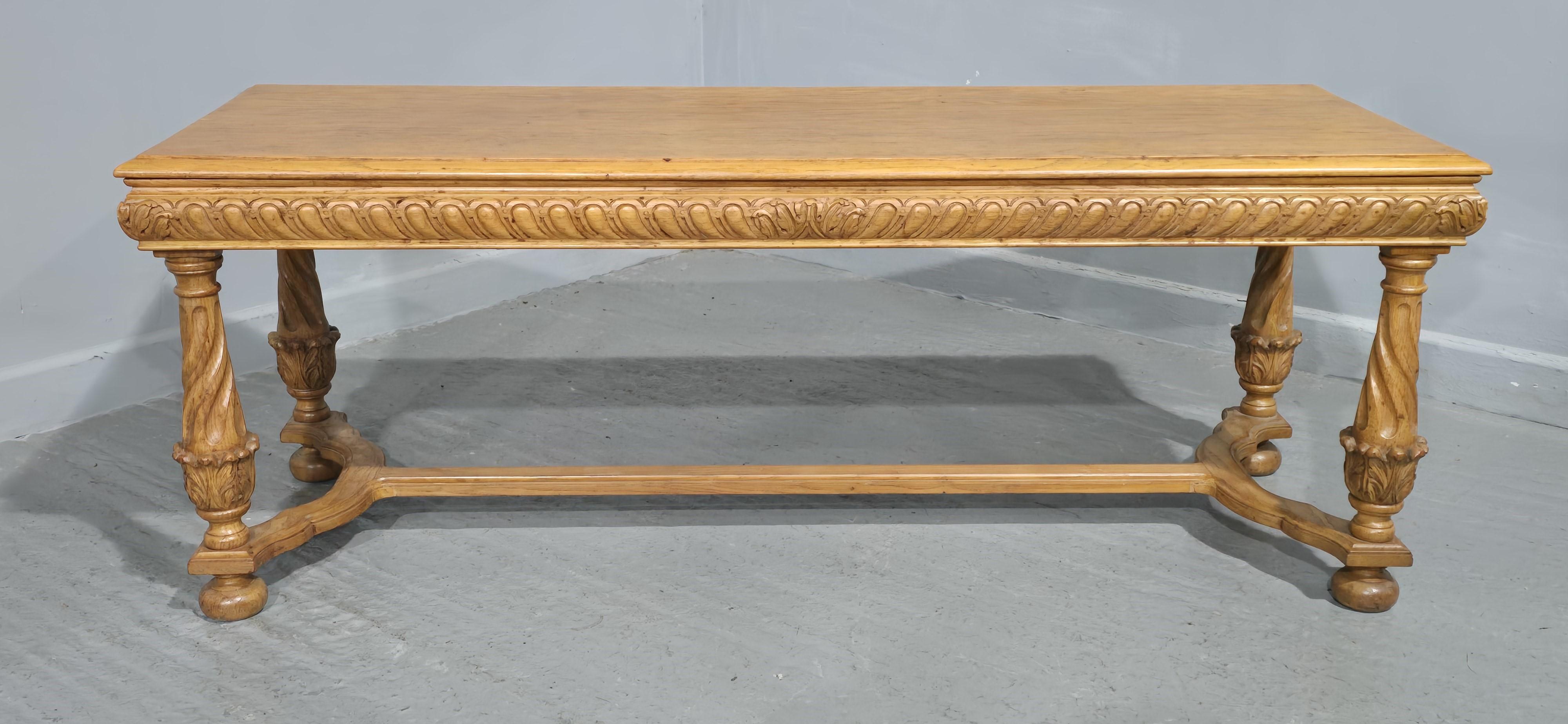 Eine hervorragende goldene Eiche Fußbrett oder Couchtisch mit einzelnen Bahre und Balluster geschnitzt Beine, ausgezeichneten Zustand im ganzen und bereit für die Heimat.

20,5