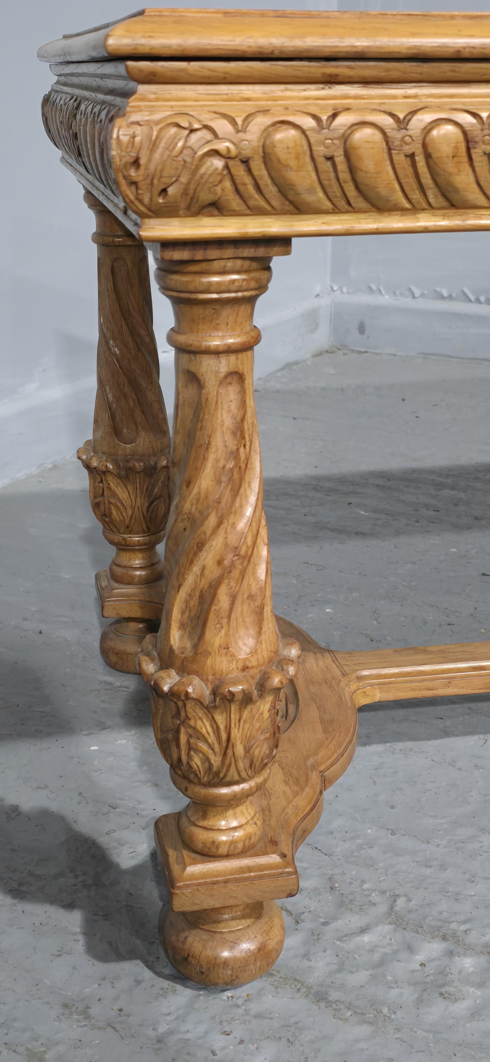 Fußbankhocker in hervorragender Qualität (Neugotik) im Angebot