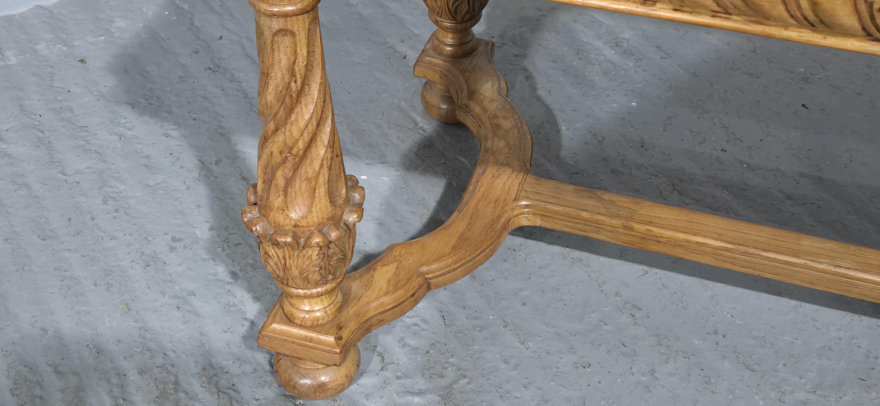 Fußbankhocker in hervorragender Qualität (Englisch) im Angebot