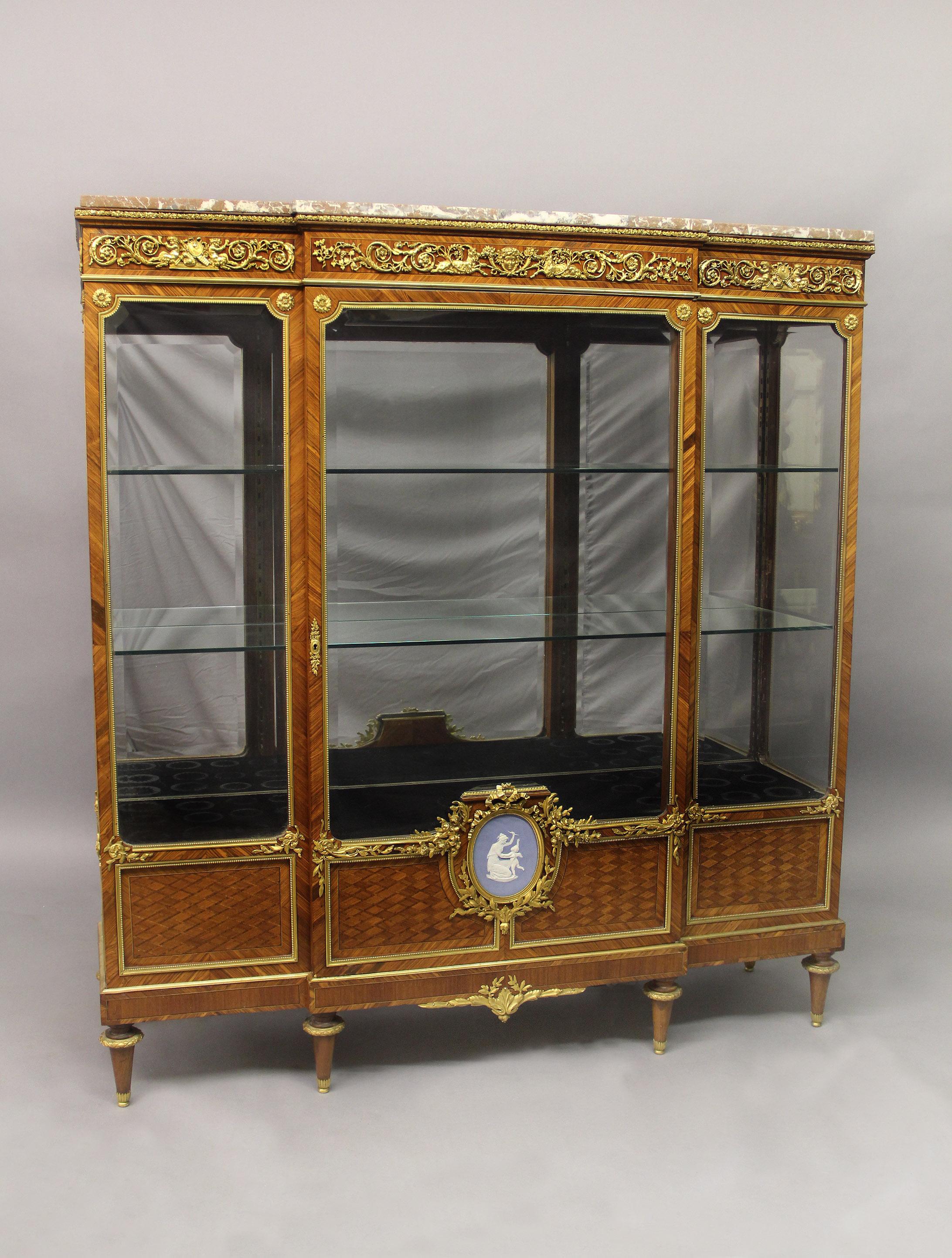 Una vetrinetta di qualità eccellente della fine del XIX secolo, in stile Luigi XVI, in bronzo dorato e parquet montato su Wedgwood


Il piano in marmo con apertura a strappo è sovrastato da un fregio a volute con un motivo raffigurante una coppia