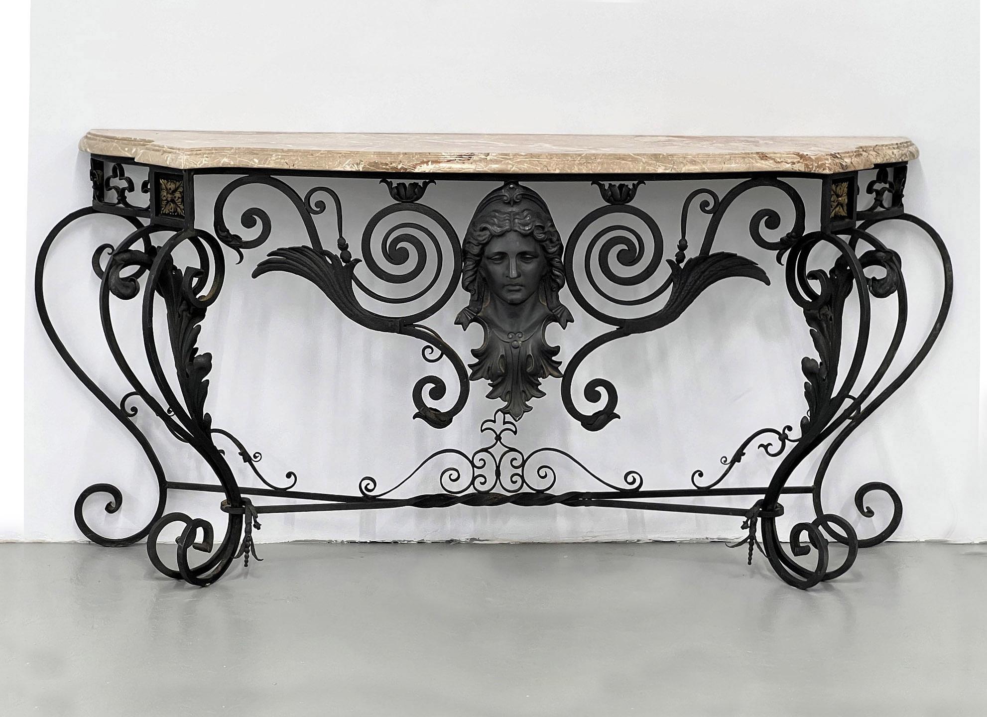 Una console in ferro battuto in stile Luigi XV della fine del XIX secolo, di eccellente qualità, con piano in marmo

Il piano in marmo splendidamente sagomato sovrasta una grande maschera femminile centrale di Afrodite, la dea greca dell'amore e