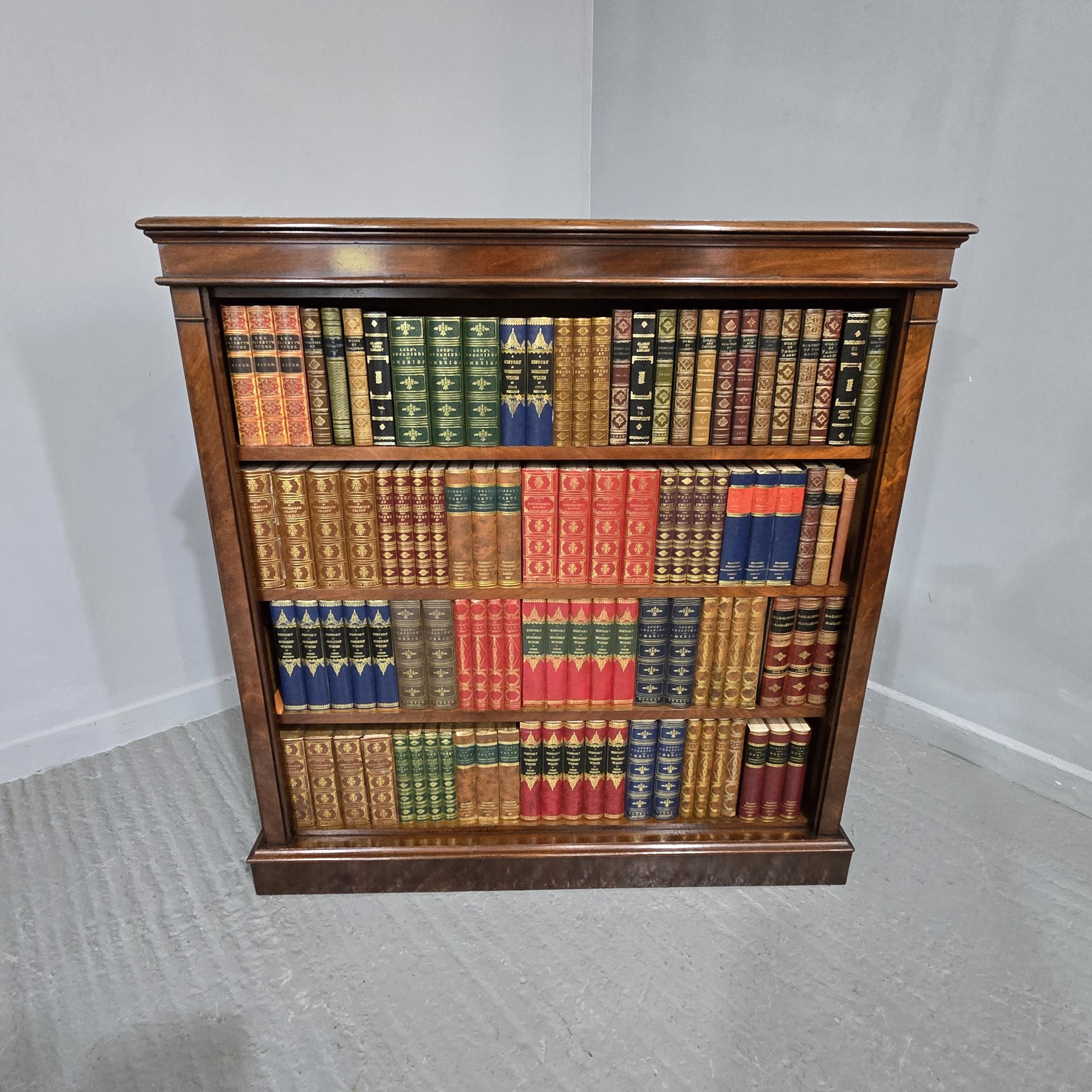 Super quality Victorian flame mahogany open library bookcase with three adjustable shelves, excellent colour and condition.

46
