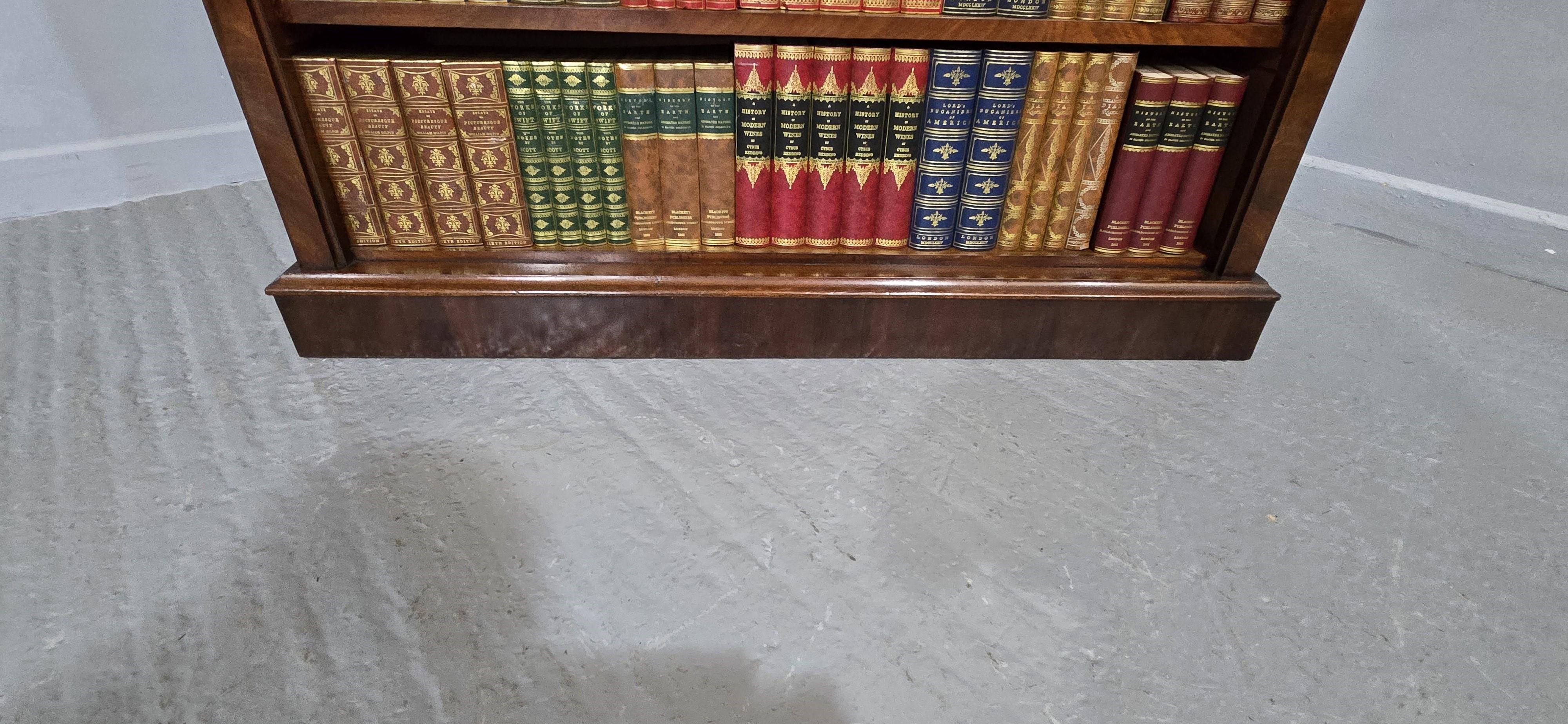 Excellent Quality Mahogany Open Adjustable Library Bookcase In Good Condition For Sale In Swadlincote, GB