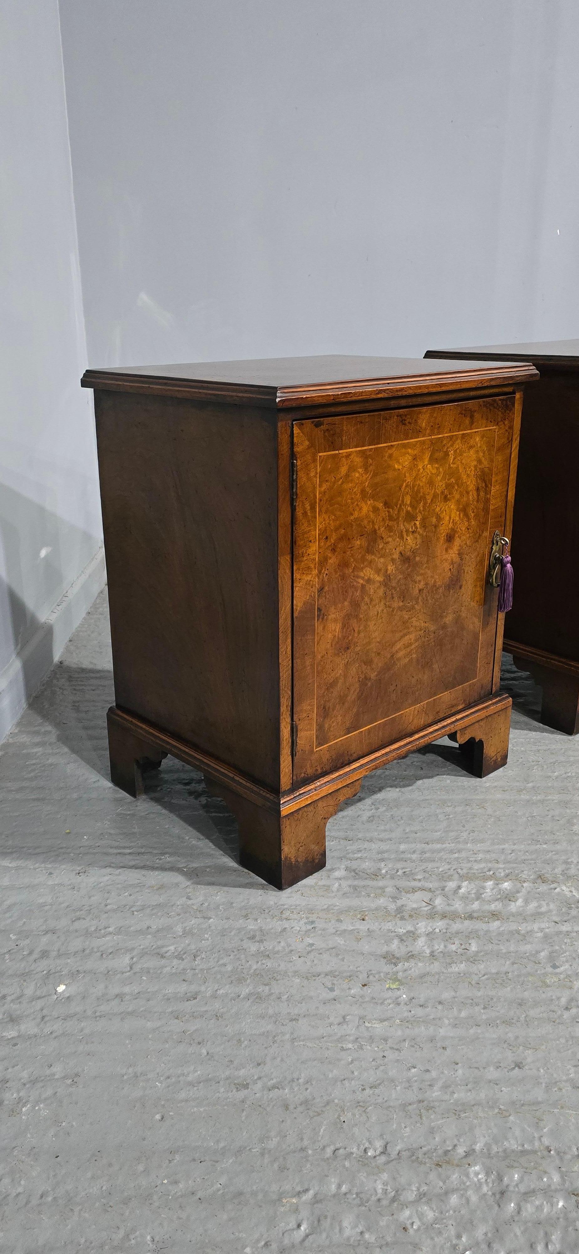 Excellent Quality Pair Burr Walnut Bedside Cabinets (Englisch) im Angebot